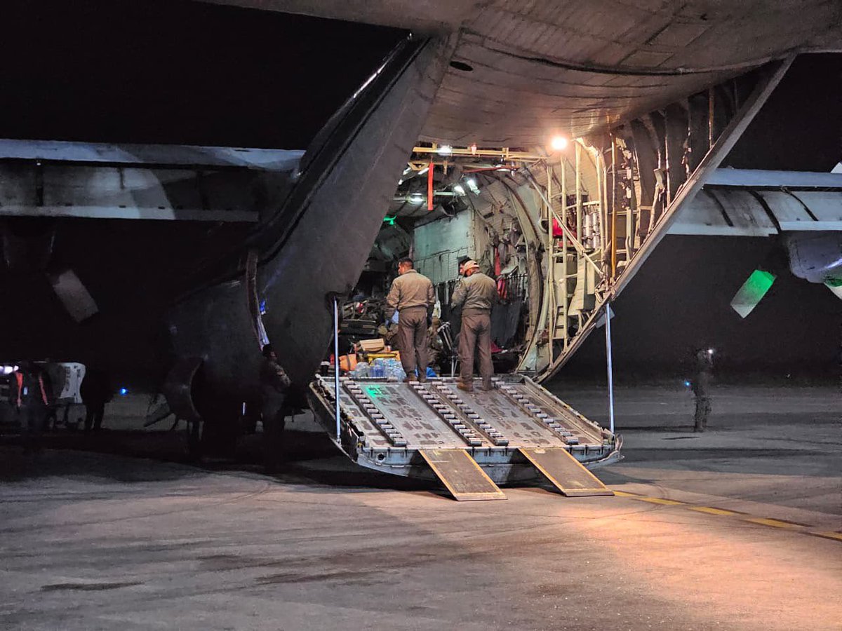 MRE_Bolivia's tweet photo. 🇧🇴❤️🇻🇪 ¡Misión cumplida!

Retornó a Bolivia el contingente de 20 rescatistas especializados que brindó apoyo humanitario tras los terremotos registrados en Venezuela.

Acompañada por el viceministro Héctor Huanca Gutiérrez, la delegación arribó a Santa Cruz luego de desarrollar en La Guaira tareas de evaluación estructural, apuntalamiento de infraestructuras y apoyo en labores de búsqueda, rescate e identificación de personas afectadas.

La misión también acompañó la entrega de seis toneladas de ayuda humanitaria enviada por Bolivia.

🏅 En reconocimiento a su labor, el contingente boliviano fue condecorado con la Medalla “Héroe de Venezuela”.

Bolivia responde con capacidad técnica, cooperación y solidaridad en acción.

#SiempreBolivia #Bolivia #Venezuela #MisiónHumanitaria #AsistenciaHumanitaria #Cooperación #Solidaridad