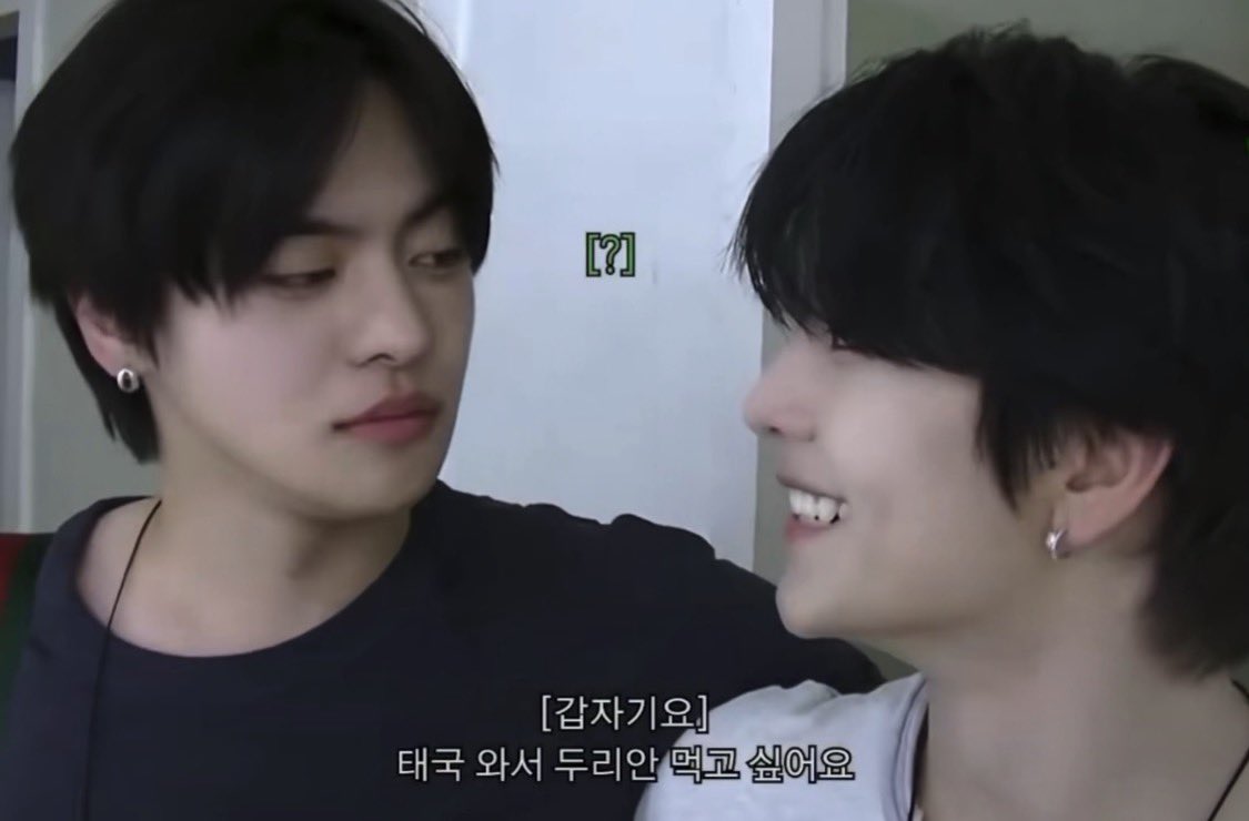 SxxsiDD2's tweet photo. 뭐이런게다있지 눈빛 https://t.co/nODxvnOuuT