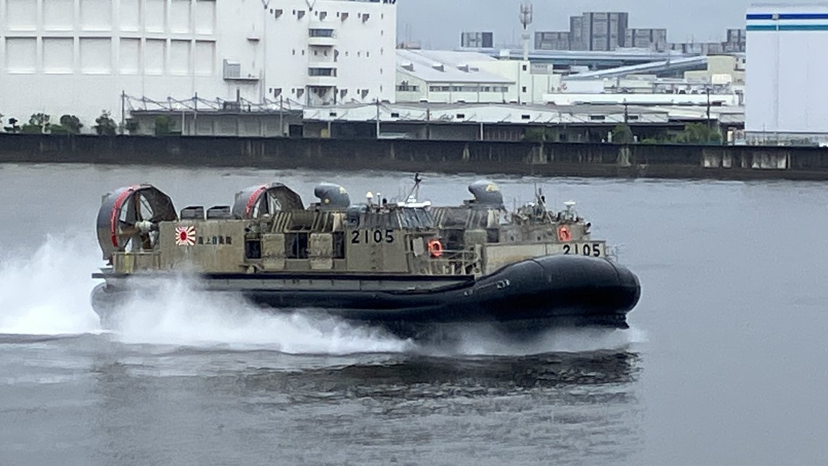 matsugha's tweet photo. 雨の中、見に行った甲斐があったわ…
#阪神基地隊 #サマーフェスタ #海上自衛隊 #LCAC https://t.co/Ql8YzpQjE9