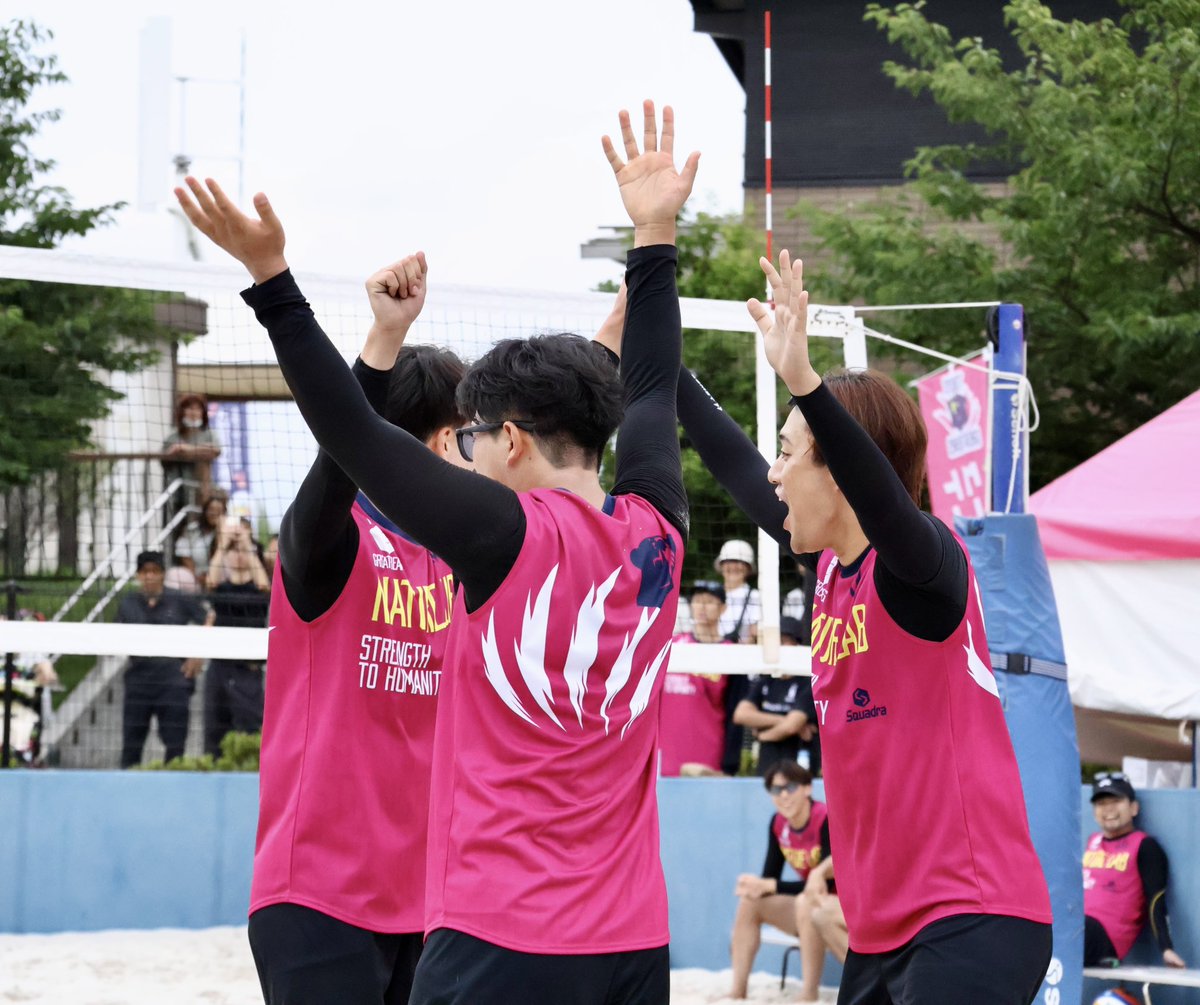 oku146's tweet photo. 選手マイナス2のカードでまたもコートに残された大前くんと蘭丸くんだけど不利な状況から得点を決めて歓喜のシーン(今橋くんは別のチームです)

#東京グレートベアーズ
#スナバレー https://t.co/uaBDKhinaq