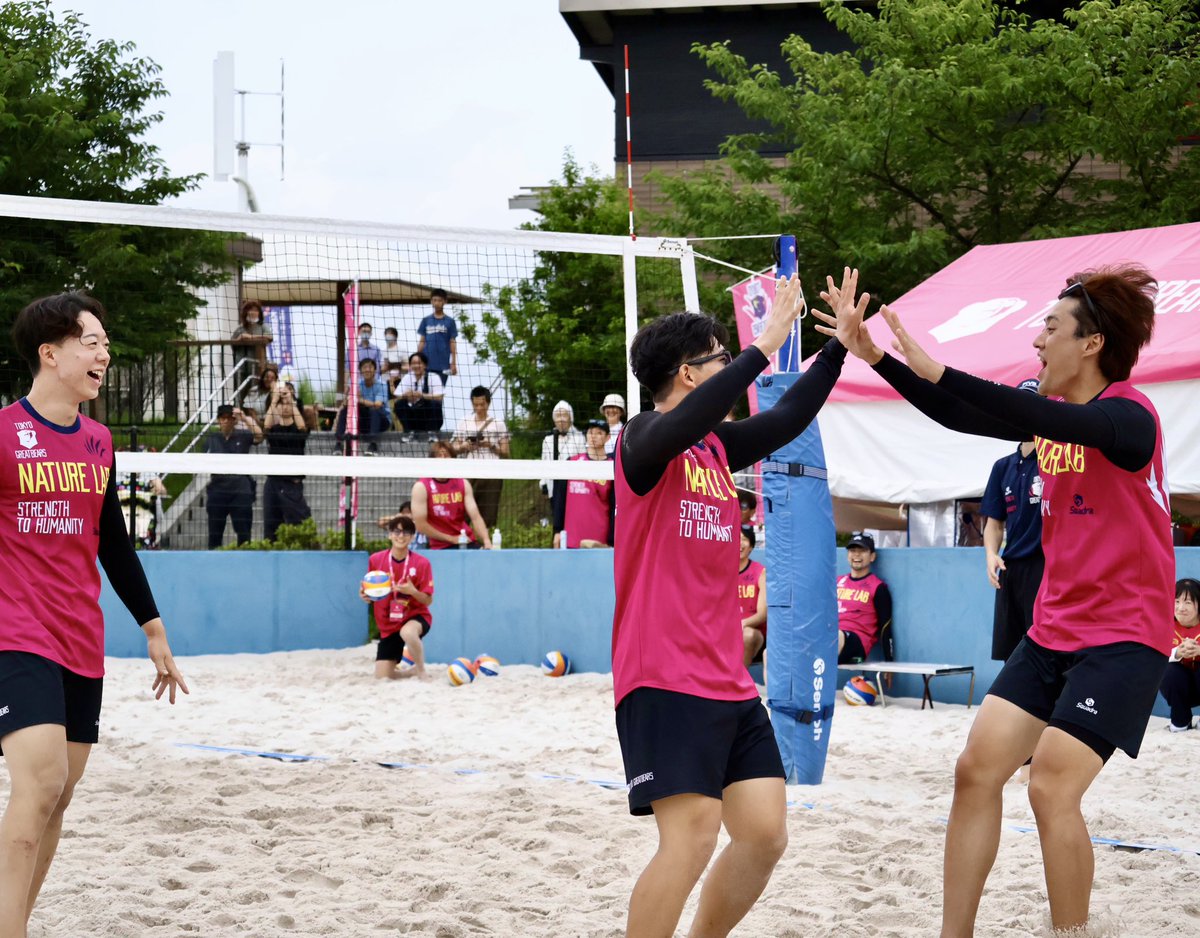 oku146's tweet photo. 選手マイナス2のカードでまたもコートに残された大前くんと蘭丸くんだけど不利な状況から得点を決めて歓喜のシーン(今橋くんは別のチームです)

#東京グレートベアーズ
#スナバレー https://t.co/uaBDKhinaq