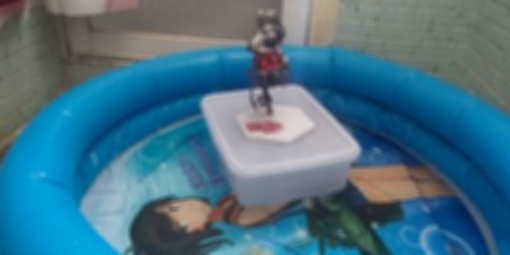 potato9841's tweet photo. 鳥は湿気の溜まるお風呂(年季が入って黒カビが生えているところもある)にお船のグッズを並べてるのか…。
※ショッキングな画像なのでぼかしを入れています https://t.co/ri1u7uQyCc