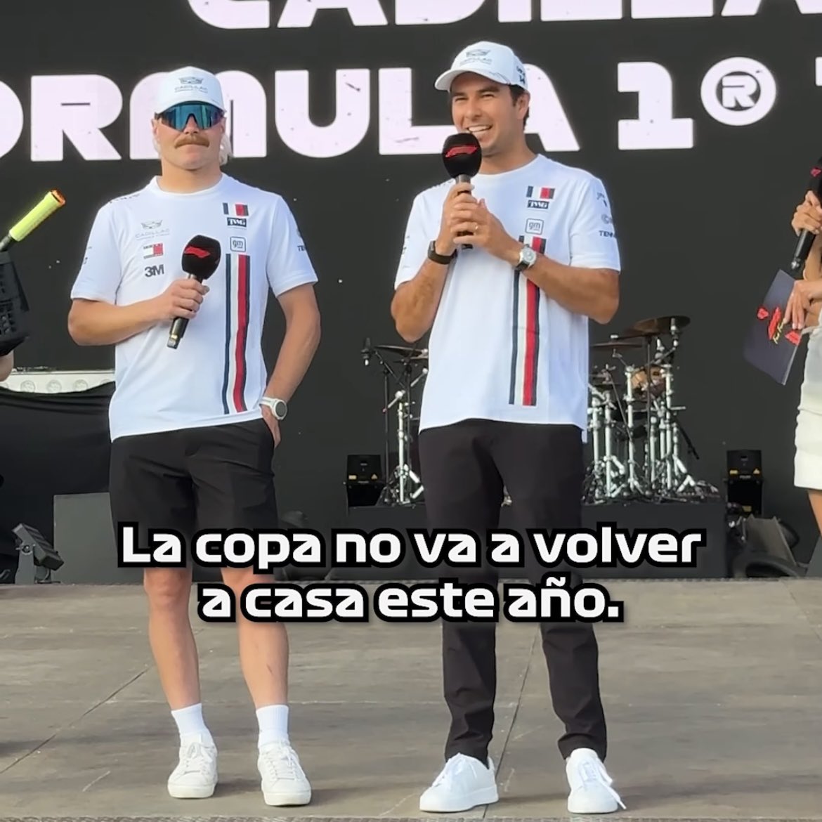 scuderiavogue's tweet photo. Primero le dice a los ingleses en su cara que no van a ganar ni madres y ahora llega con la playera al paddock valiéndole madre el contrato de Tommy… No mms, ahora sí más le vale ganar a la selección porque Checo llegó de hablador a Inglaterra y no lo pueden dejar mal JAJAJA😭 https://t.co/9qv4awePH6