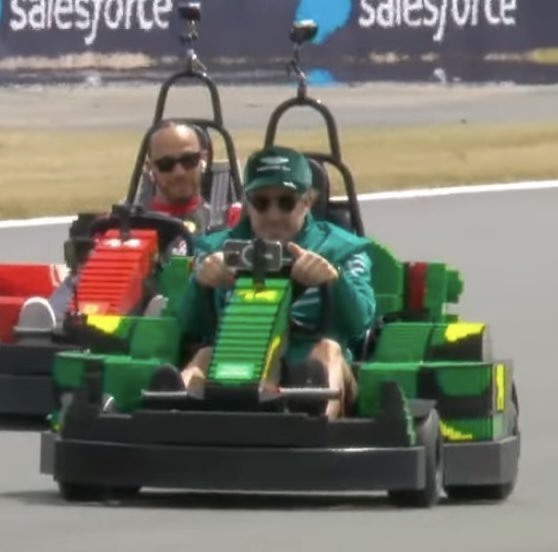 agustinms67's tweet photo. Estoy llorando la cara de Hamilton de (?) que iba primero paseando tranquilo cuando el tarado de alo_oficial le pasa a +20 km/h todo enchepado y serio viendose en el movil mientras conduce

Es la mejor foto de la historia de la Fl https://t.co/AZ7TOB5E7d