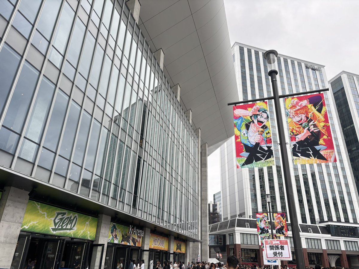 mak0_ud's tweet photo. 最高すぎた！一瞬で駆け抜けすぎて、完全にアトラクション、、
アスノヨゾラのペンラが宇宙みたいで綺麗だったし、まさかのノンブレで不意打ちだったし、そっからのセトリ神すぎてテンション爆上げだった！
そらセンのセルフィとか、自分得が多すぎてご褒美感謝🙏
あと、あらきさんがかっこよかった https://t.co/MIW7avBIXJ