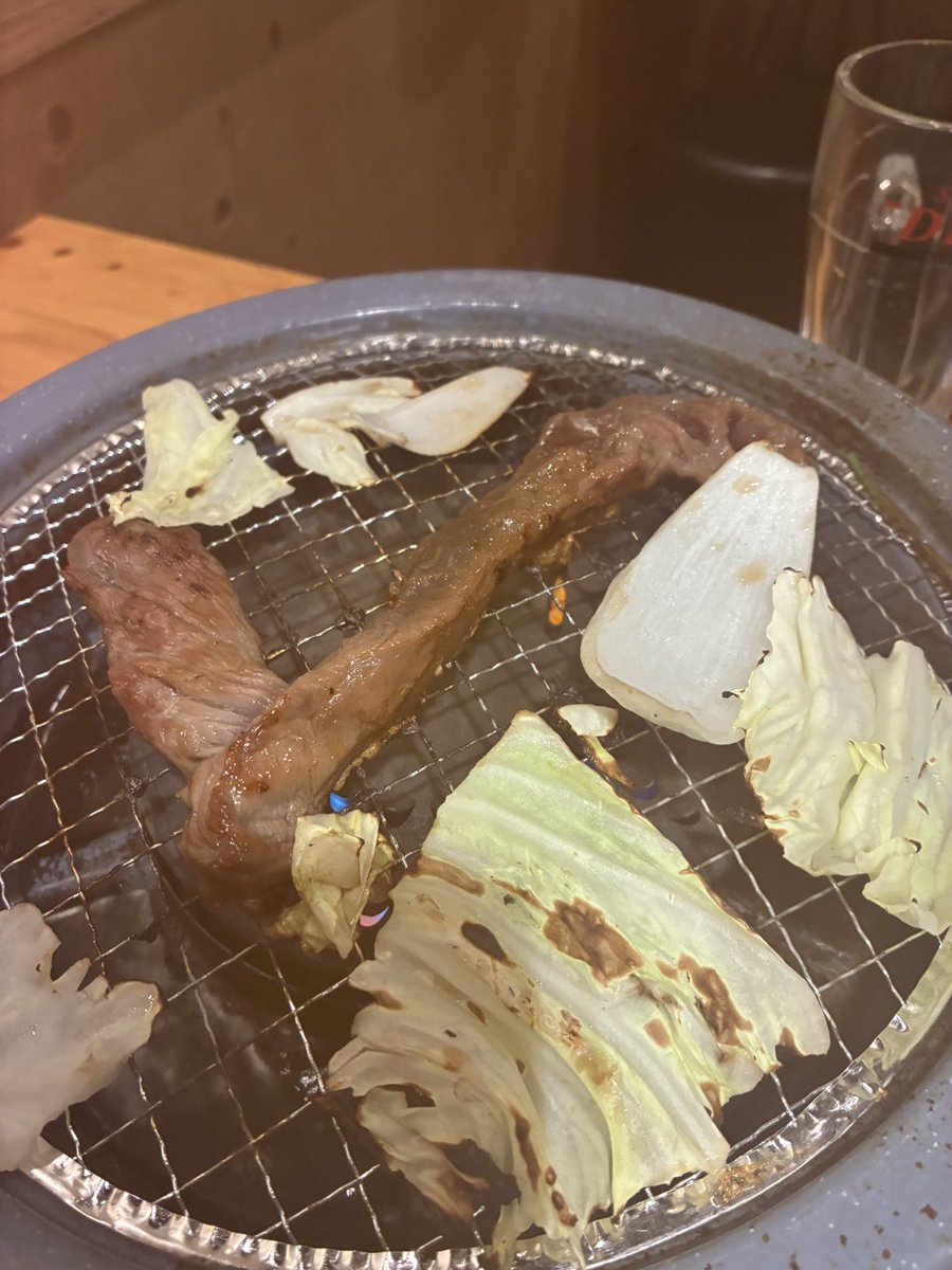 koma_3's tweet photo. 熊本夜ご飯は馬肉🤤馬肉自体は初めてではないんだけど…

今まで馬刺は赤身しか食べた事がなかったけど、今回は色んな部位が🤩甘いお醤油との相性最高👏👏👏
焼きもまた良き✨柔らかい！ウマい！

ご馳走様でした😋 https://t.co/6fHtZLUsL5