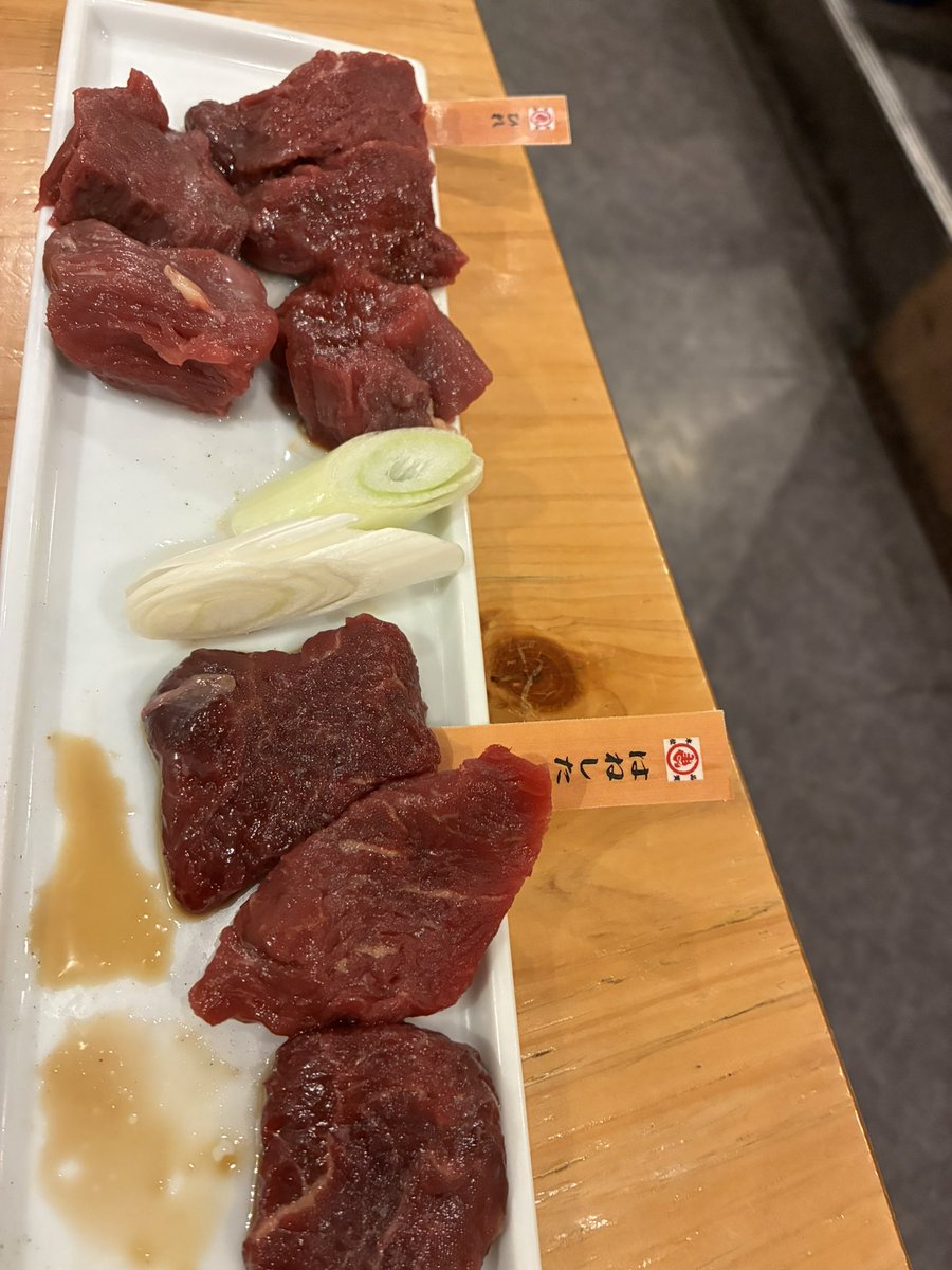 koma_3's tweet photo. 熊本夜ご飯は馬肉🤤馬肉自体は初めてではないんだけど…

今まで馬刺は赤身しか食べた事がなかったけど、今回は色んな部位が🤩甘いお醤油との相性最高👏👏👏
焼きもまた良き✨柔らかい！ウマい！

ご馳走様でした😋 https://t.co/6fHtZLUsL5