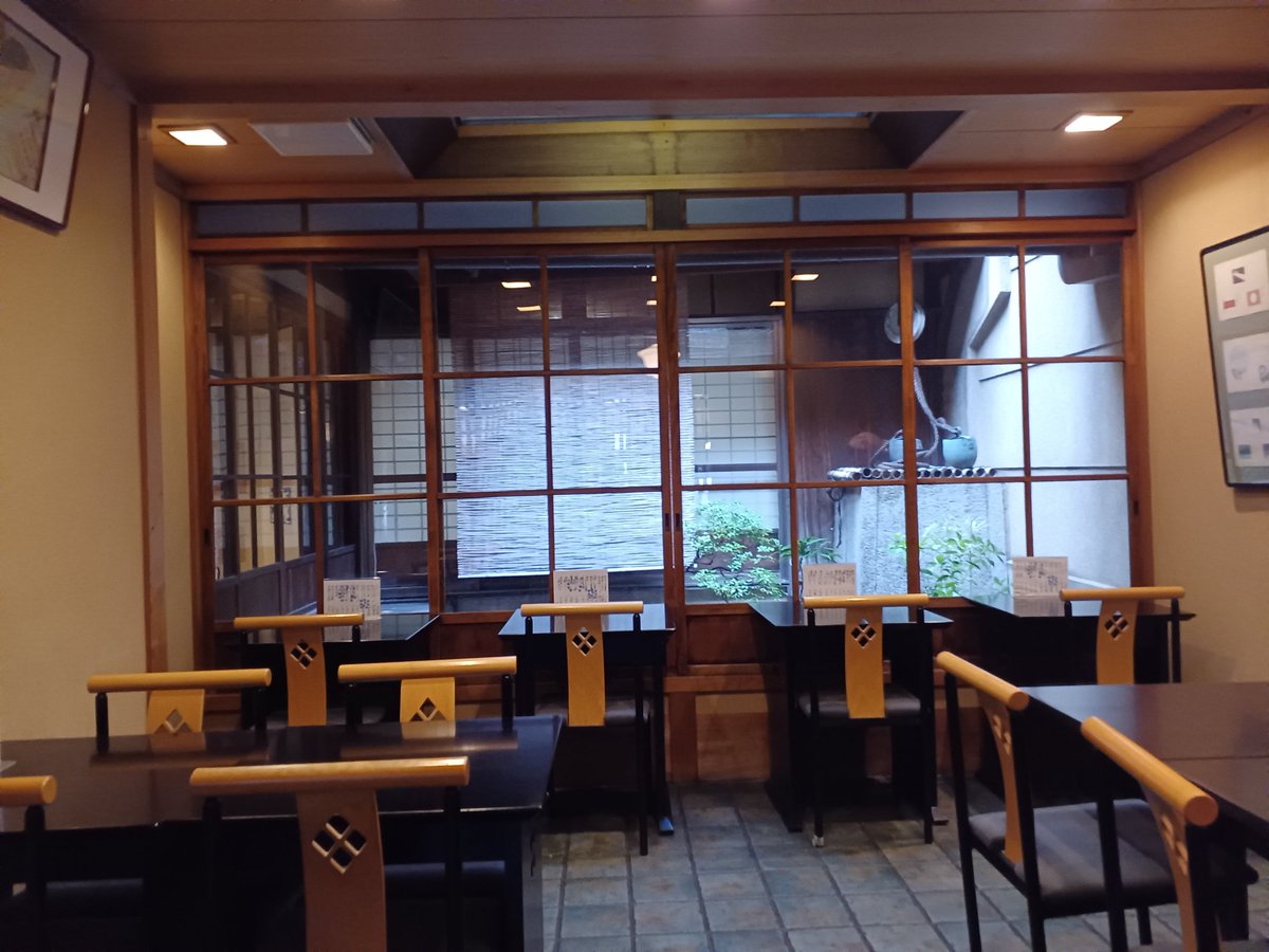 tabirun's tweet photo. 京都四条·烏丸駅近く六角通高倉東入ル「大極殿本舗 栖園 六角店」。
雰囲気良い町家の甘味処。

琥珀流し(ミント)と小椀ぜんざい1650円。
京都の夏には、この琥珀流しは外せません。
抹茶とミニわらび餅1300円。
トロッととろけるわらび餅と、スッと精神を覚醒させるような抹茶は良き組合せです。 https://t.co/yl3I86uvkR