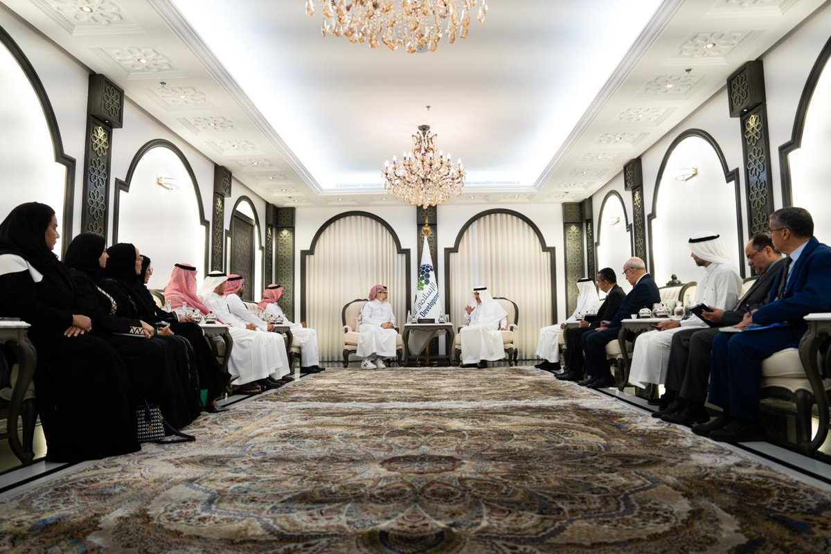 isdb_group's tweet photo. استقبل معالي الدكتور محمد بن سليمان الجاسر، رئيس مجموعة البنك الإسلامي للتنمية، في مقر البنك بجدة، وفدًا رفيع المستوى من جامعة الملك عبد العزيز برئاسة سعادة الدكتور طريف بن يوسف الأعمى، رئيس الجامعة.

وبحث الجانبان سبل تعزيز التعاون في مجالات بناء القدرات، والتعليم والتدريب، وتطوير المبادرات المشتركة، بما يسهم في تحويل المعرفة إلى حلول تنموية عملية تخدم الدول الأعضاء.

وأكد معالي الدكتور الجاسر أهمية توسيع مجالات التعاون بين الجانبين من خلال برامج ومبادرات مشتركة تتوافق مع أولوياتهما المشتركة وتلبي الاحتياجات التنموية للدول الأعضاء، فيما أعرب سعادة الدكتور الأعمى عن استعداد الجامعة لتعزيز التعاون مع مجموعة البنك الإسلامي للتنمية.