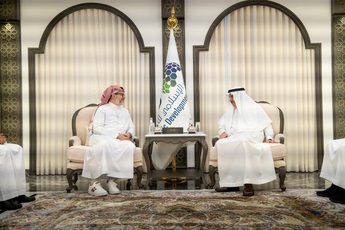 isdb_group's tweet photo. استقبل معالي الدكتور محمد بن سليمان الجاسر، رئيس مجموعة البنك الإسلامي للتنمية، في مقر البنك بجدة، وفدًا رفيع المستوى من جامعة الملك عبد العزيز برئاسة سعادة الدكتور طريف بن يوسف الأعمى، رئيس الجامعة.

وبحث الجانبان سبل تعزيز التعاون في مجالات بناء القدرات، والتعليم والتدريب، وتطوير المبادرات المشتركة، بما يسهم في تحويل المعرفة إلى حلول تنموية عملية تخدم الدول الأعضاء.

وأكد معالي الدكتور الجاسر أهمية توسيع مجالات التعاون بين الجانبين من خلال برامج ومبادرات مشتركة تتوافق مع أولوياتهما المشتركة وتلبي الاحتياجات التنموية للدول الأعضاء، فيما أعرب سعادة الدكتور الأعمى عن استعداد الجامعة لتعزيز التعاون مع مجموعة البنك الإسلامي للتنمية.