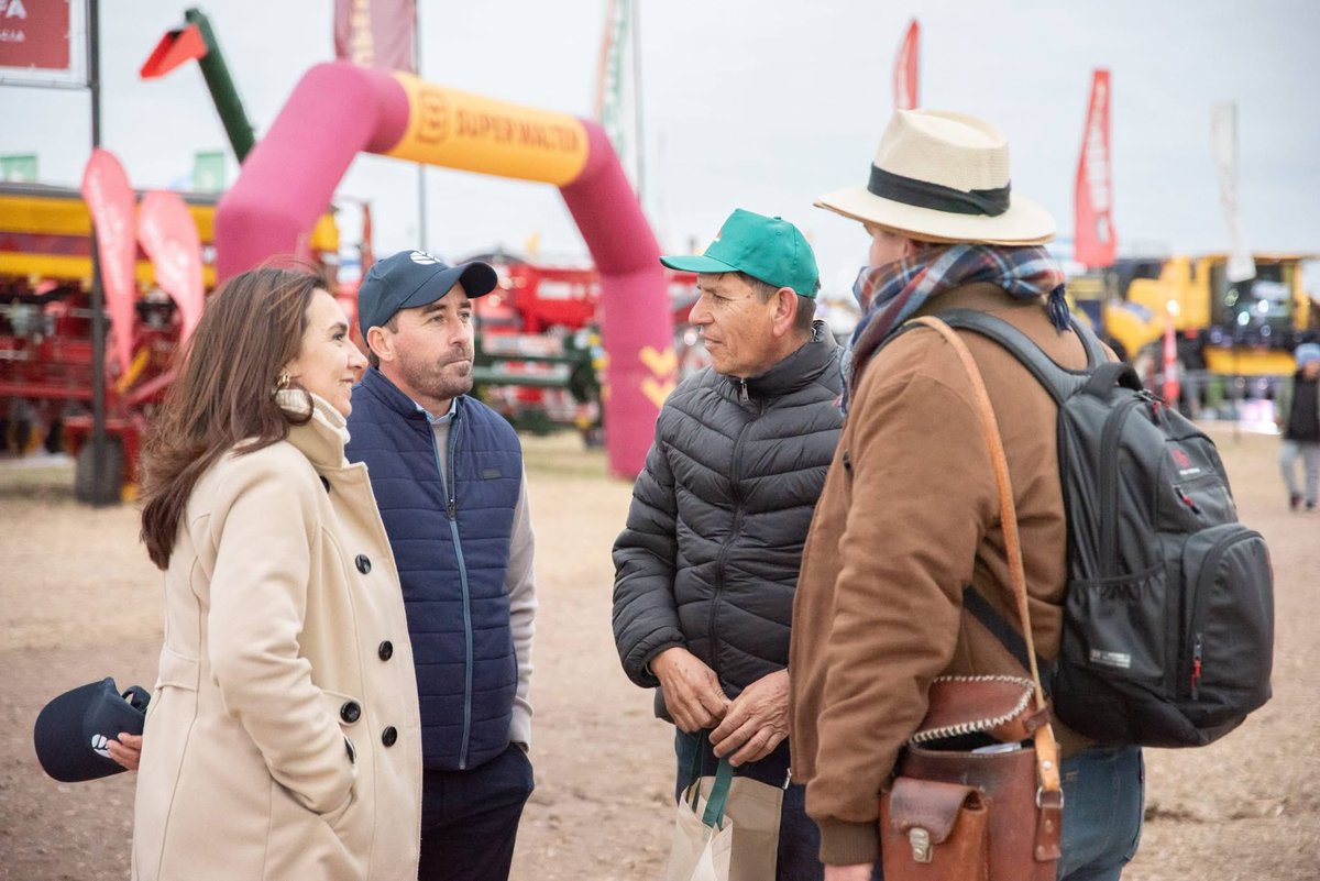 JMartinezChaco's tweet photo. La AgroNea es una muestra del enorme potencial productivo que tiene el Chaco. Fue un gusto recorrerla junto a Magda Ayala y Fabián Alegre, compartiendo con productores y emprendedores que impulsan el crecimiento de nuestra provincia. 🌱🚜 https://t.co/T49cVGGTgX