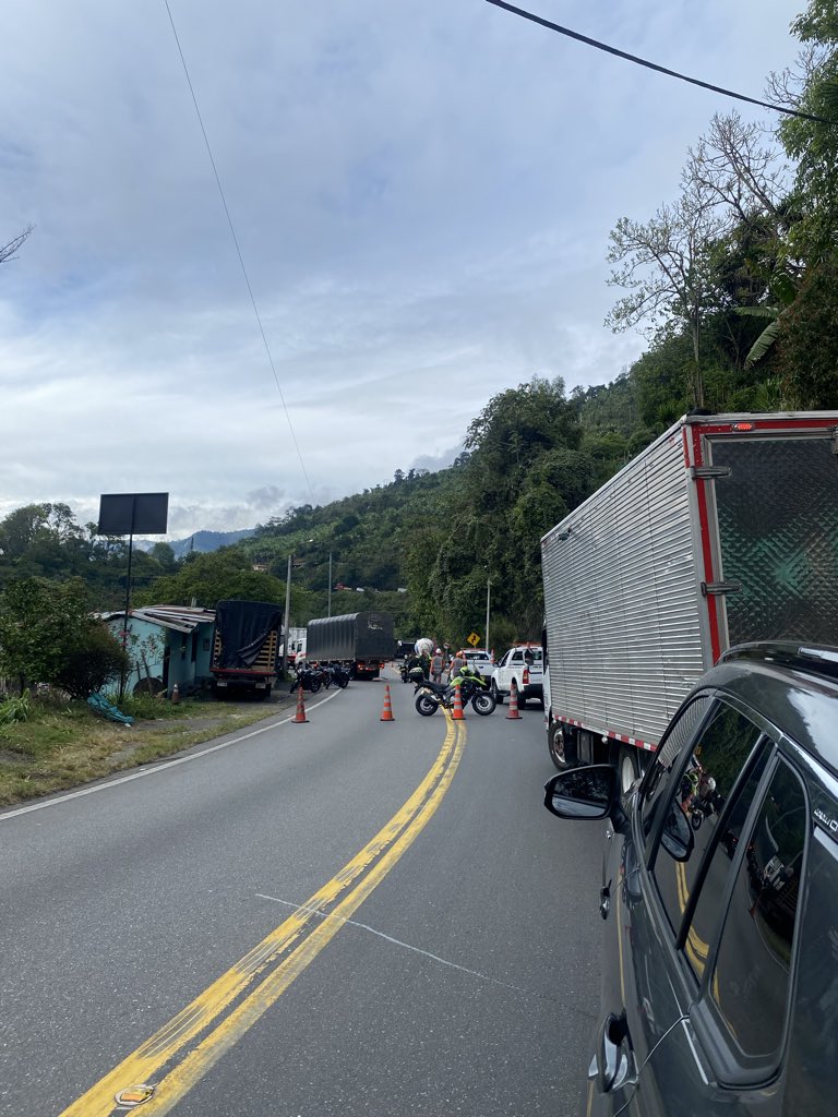 minuto60com's tweet photo. #Alerta60 | ‼️🚨 Un cierre total de la vía Cajamarca - Ibagué se registra a esta hora por un grave siniestro vial en el kilómetro 53, a la altura de La Línea.
El choque entre una motocicleta y un camión dejó al motociclista fallecido, y el levantamiento del cuerpo mantiene el corredor bloqueado en ambos sentidos.