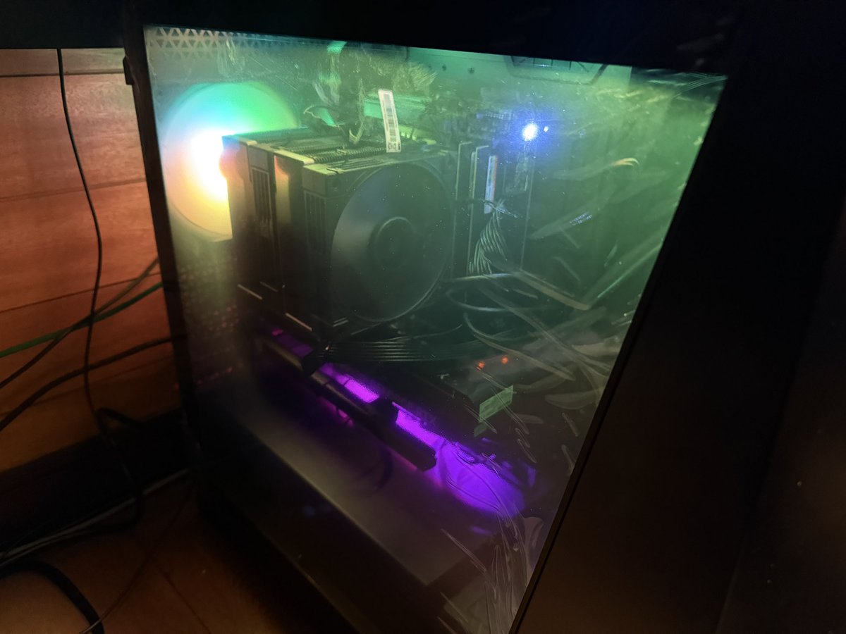 XEoVT8css7uafPm's tweet photo. 木曜日の夜からPC組み立て始めて、のんびりやって、完成した〜!
初の自作PC!
ケースファンも追加で購入したり、配線でグダったりしたけど何事もなく動いた!
#自作PC #ゲーミングPC #ハイエンドPC
#アプライド #msi #ASRock #DEEPCOOL
#INNO3D #𝗥𝘆𝘇𝗲𝗻7 #Asiahorse https://t.co/vGfLMv4DDt
