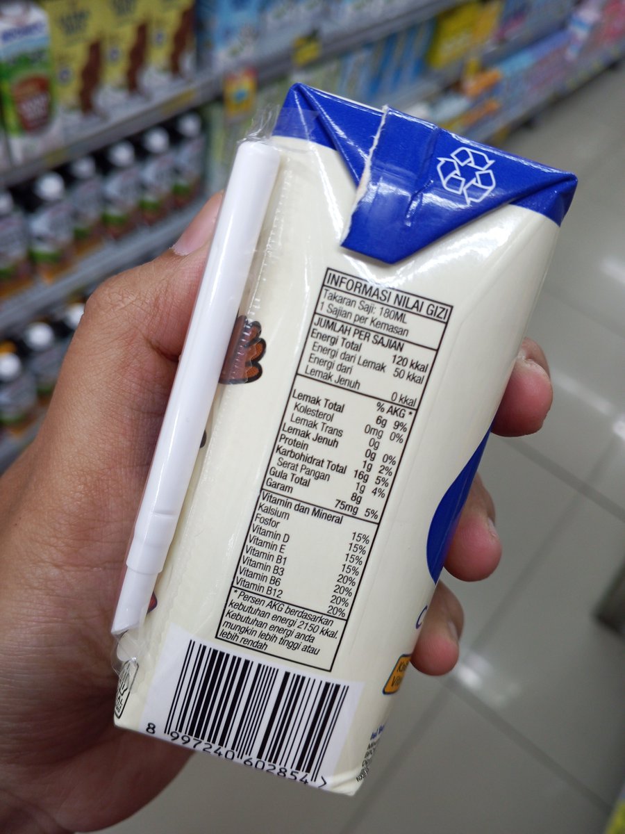 AnakRitel's tweet photo. #REKOMENDASI JAJAN OATMILK BUAT GEN Z YG MOSTLY KAUM MENDANG-MENDING CUMA 3 RIBU!😭✨

Ada yg udh tau/pernah coba? NOBO!
(susu plant-based berbahan dasar oat (gandum) yang bebas laktosa dan vegan-friendly. Terkenal dengan teksturnya yang creamy -Grok)

Yang bikin syok pas pertama kali zuzurrr adalah harganya ya guys cm 3000, IYA GA SALAH 3 RIBU! DUIT GOCENG MASIH DAPET KEMBALI 2RIBU😭😔🫵 (Bahkan di ritel baru namanya Osave! Harganya cm 2600 perak😭)

Tenang aja, buat rasa ga perlu di ragukan lg soalnya ini masih satu perusahaan sm OATSIDE! (Iya bener kok, oatside yg terkenal itu) 

Menurutku rasanya enak, creamy dan oke bgt walaupun kandungan oatnya masih lebih banyak oatside sih (10%) TAPI IN THIS ECONOMY 3RIBU DAPET OATMILK SIH UDH OKE BGT YAA😭😔🫵

Minusnya cm varian rasanya blm banyak kaya oatside (cm 1 varian🤏) semoga bisa segera ngeluarin varian rasa lain dehh🙏

Kalian udah pada coba belum? Udh tersedia di banyak ritel loh!😆✨