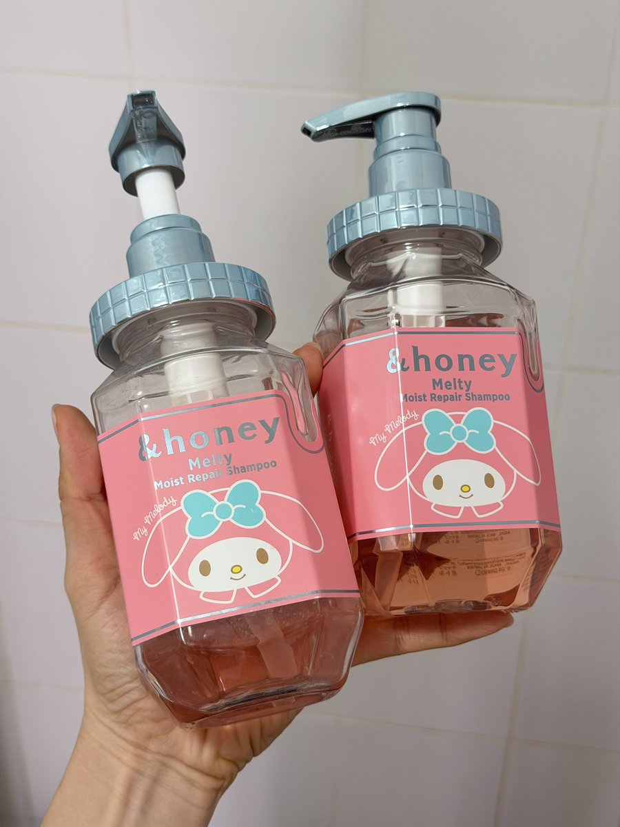 AoffyMyname's tweet photo. มีใครโตมากับชมพูน้องเข้บ้าง 😂 ปีลึกมากกก ถ้าใครนึกกลิ่นไม่ออก &amp;honey Melody คล้ายมากก 🍓🌸หอมสดใสน่ารักเหมือนดมหัวเด็ก ใช้แล้วผมนุ่มๆพริ้วๆ https://t.co/5Ggho8chOh