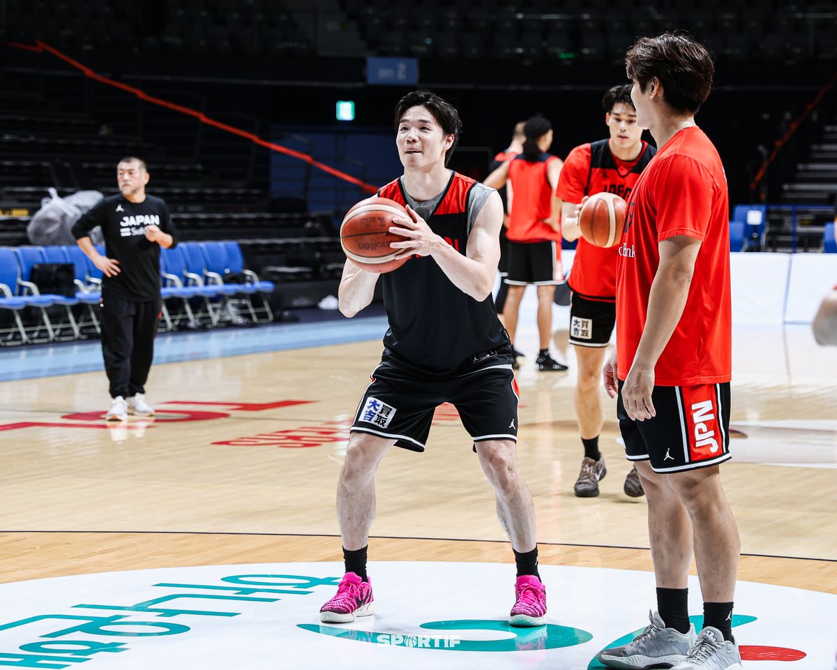 sportif_media's tweet photo. [FIBA WC] BABA 선수의 자유투 연습😁

이현중 선수와 함께했던 BABA YUDAI 선수를 만날 수 있었던 건 즐거운 일이었습니다. 특히, 슈팅연습 후 자유투 연습을 했는데 아슬아슬하면 웃어버리는 모습이 재밌었습니다. #BABAYUDAI https://t.co/G8I56n5hly