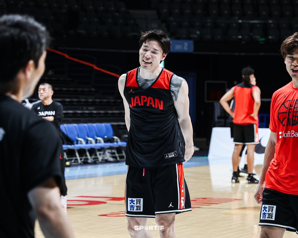 sportif_media's tweet photo. [FIBA WC] BABA 선수의 자유투 연습😁

이현중 선수와 함께했던 BABA YUDAI 선수를 만날 수 있었던 건 즐거운 일이었습니다. 특히, 슈팅연습 후 자유투 연습을 했는데 아슬아슬하면 웃어버리는 모습이 재밌었습니다. #BABAYUDAI https://t.co/G8I56n5hly
