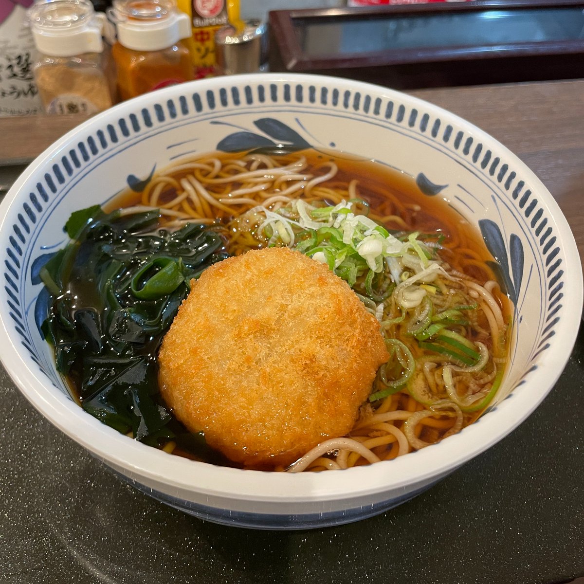 mikuru0929's tweet photo. ある日のランチ。『しぶそば』で“コロッケそば”を食べました🥢

コロッケそばといえば、立ち食いそばならではのメニューですよね🤔

ちなみにみなさんは
・コロッケはサクサクのうちに食べる派？
・それともつゆに浸して食べる派？

#コロッケそば
#立ち食いそば https://t.co/FkVBnpx7M9