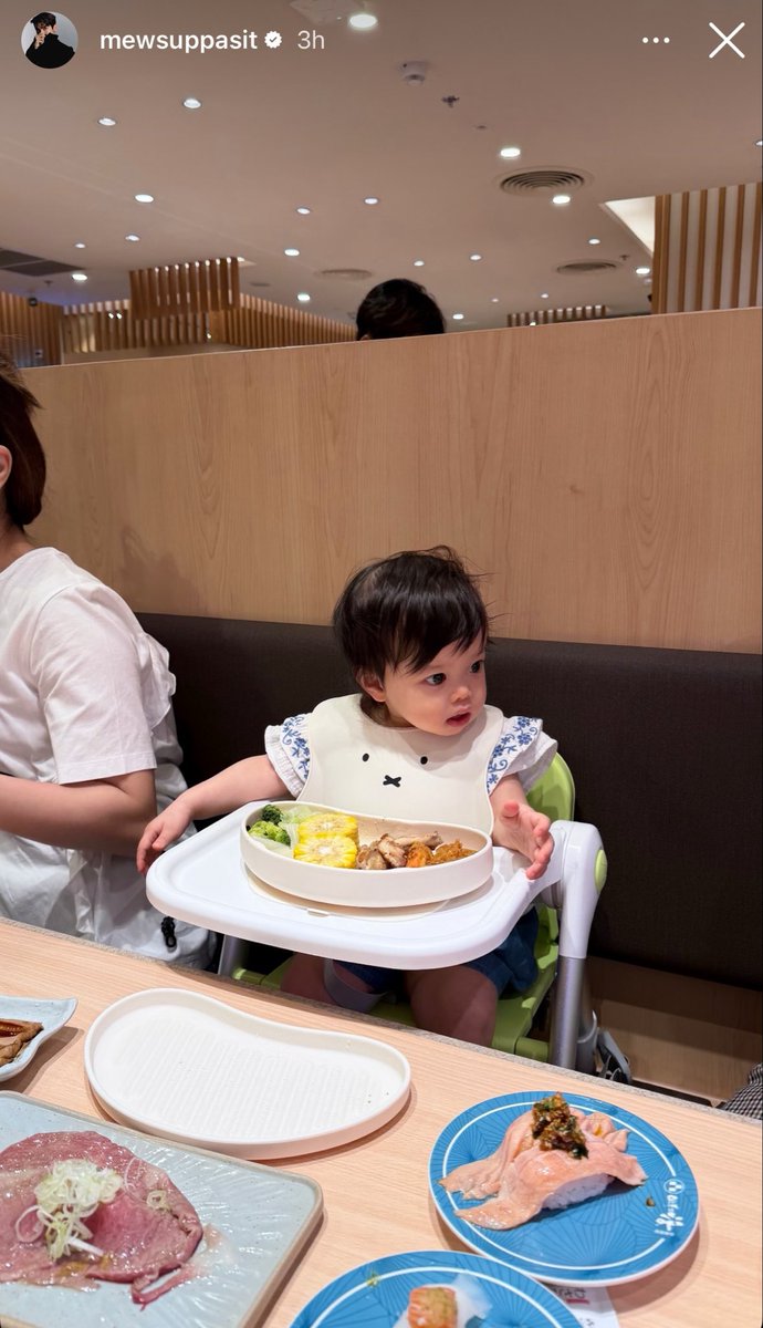 sillybearrrrr's tweet photo. ทุกคนอีทๆซูชิกันได้เลยค่ะ น้องเน่จะอีทๆผักเผื่อทุกคนเอง 😆🤣 https://t.co/soeUbdBe2A