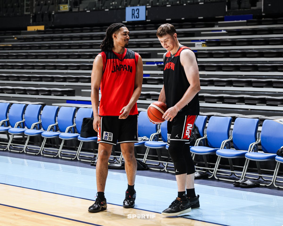 sportif_media's tweet photo. [FIBA WC] D-1, 일본 대표팀 훈련 스케치📸

월드컵의 좋은 점은, 다른 나라의 대표팀을 만날 수 있다는 것 입니다. 경기를 하루 앞둔 일본 대표팀의 훈련을 볼 수 있었습니다! B리그 경기에서 보던 선수들을 직접 보니 감회가 새로웠습니다✨

선수들의 사진은 아래로 ⬇️ https://t.co/H6YiAgG78C