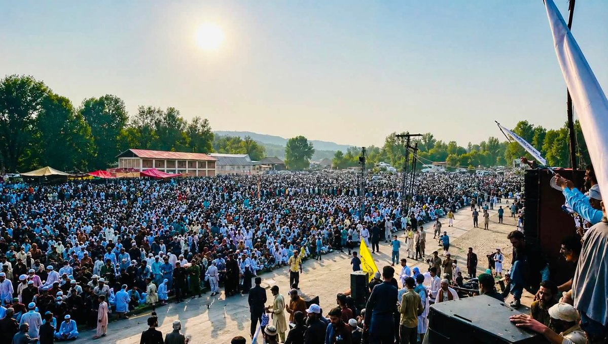 khan_masoo72137's tweet photo. #Rawalakot
دریک دھرنے میں جگہ حتم، گراونڈ میں پاس کے بلڈنگ پر اور پچھے جنگل عوام کا سمندر موجود
✊🏼🚩 https://t.co/SiJKEiLYen