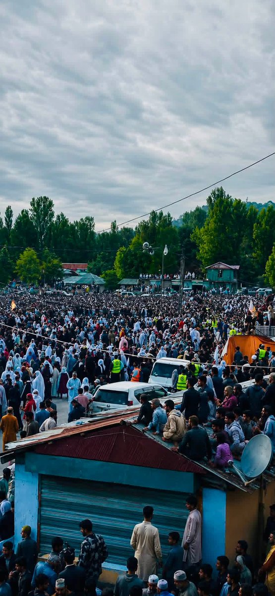 khan_masoo72137's tweet photo. #Rawalakot
دریک دھرنے میں جگہ حتم، گراونڈ میں پاس کے بلڈنگ پر اور پچھے جنگل عوام کا سمندر موجود
✊🏼🚩 https://t.co/SiJKEiLYen