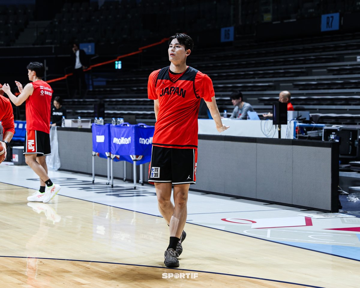 sportif_media's tweet photo. [FIBA WC] D-1, 일본 대표팀 훈련 스케치📸

월드컵의 좋은 점은, 다른 나라의 대표팀을 만날 수 있다는 것 입니다. 경기를 하루 앞둔 일본 대표팀의 훈련을 볼 수 있었습니다! B리그 경기에서 보던 선수들을 직접 보니 감회가 새로웠습니다✨

선수들의 사진은 아래로 ⬇️ https://t.co/H6YiAgG78C