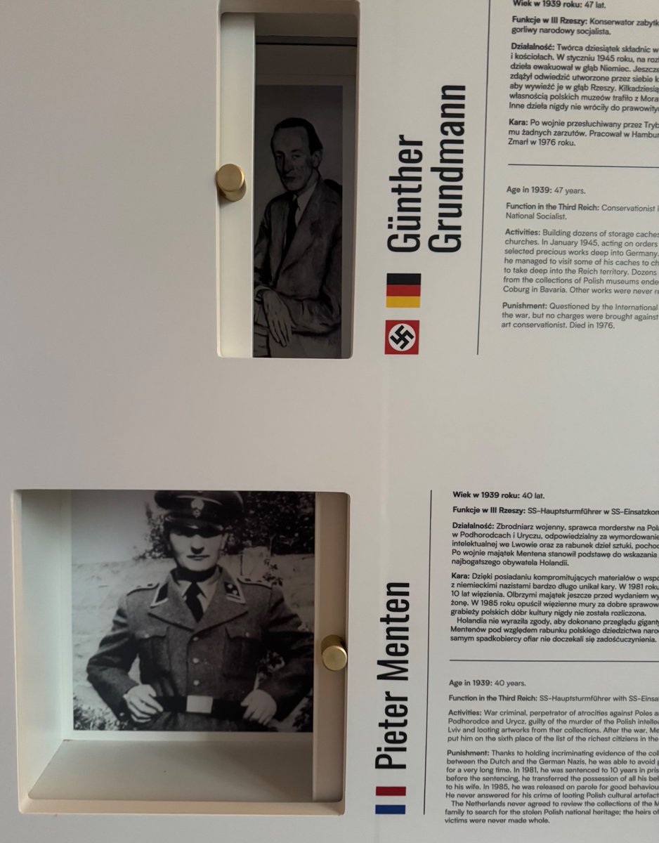 ogorekmagda's tweet photo. ‼️ Poniższy artykuł dowodzi, jak mało wiemy o historii IIWŚ [co jest przerażające, bo można nami wówczas bezkarnie manipulować!] - w artykule pominięto kluczowe informacje [!], które podaję poniżej:
  🔴 W nocy z 4/5 lipca 1941 r. Niemcy pod wodzą holenderskiego esesmana, Pietera Mentena🇳🇱 wywlekli na Wzgórza Wuleckie elitę polskiej inteligencji 
[ polskich profesorów, zamieszkałych we Lwowie -polskim Lwowie] i zabili ich wraz z ich rodzinami strzałami w tył głowy. Pieter Menten do rana kilkukrotnie wracał do rodzinnych domów profesorów, by zabić pojawiających się tam członków rodziny i służbę.
🔴Dlaczego? Dlaczego Niemcy dobili nawet służbę?
Ponieważ motywem tej potwornej zbrodni był rabunek polskich dóbr kultury🎨, co artykuł kompletnie pomija, a co jest tutaj kluczowe⬇️ 
🔴Jeszcze przed IIWŚ Menten, udając kolekcjonera sztuki spenetrował https://t.co/koa8EZ016B.prywatne kolekcje prof. Ostrowskiego, prof. Jana Greka, prof. Ruffa. Gdy tylko założył mundur SS, natychmiast przygotował morderczą wyprawę do Lwowa. Oczywiście - pomogli Ukraińcy z OUN - UPA, niemniej Menten był do tego straszliwego ludobójstwa świetnie przygotowany. Polskich profesorów zamordowano, a Menten przez ponad 3 tygodnie przewoził do Krakowa bezcenne kolekcje dzieł sztuki, należące do polskich profesorów.
 🔴Strata polska w tym zakresie jest przeogromna. 
Prof. Grek był właścicielem kolekcji flamandzkiej wielkiej wartości, z kolei u prof. Ostrowskiego zdeponowana była biżuteria i porcelana hrabiego Badeni i klejnoty książąt Jabłonowskich. Na podstawie rabunku poplamionych polską krwią obrazów, Pieter Menten został po wojnie 8. najbogatszym człowiekiem w Holandii. 
🔴 Menten wpadł w latach 70., bo część zrabowanych bezcennych dzieł wystawił na aukcję w Sotheby's [posiadam ten katalog aukcyjny]. 
‼️ Wielki proces, który ściągnął uwagę mediów z całego świata, dot. jedynie ludobójstwa w Uryczu i Podhorodcach - Polska nie mogła dochodzić swoich praw jako kraj zza żelaznej kurtyny. Sprawy rabunku z🇵🇱 nie badano wcale, chociaż cały czas motyw ten pojawiał się w zeznaniach świadków:

🟡świadek Jan Garbień: 
"Menten powrócił ze Lwowa po 3 tygodniach, twarz jego byłą obrzmiała i wybladła. Kazał mi zejść do piwnicy. Zobaczyłem dywany, obrazy, drogie rzeźby i lichtarze, poplamione krwią. Pani Mentenowa zauważyła, że się przyglądam i odwołała mnie z piwnicy. W następnych dniach przyjeżdżały samochody ze znakami SS i cały czas zdejmowano z nich cenne przedmioty i znoszono do piwnicy Mentena"

🔴Całość tego bestialskiego aktu opisałam kilka lat temu w książce📖 "Kat kłania się i zabija", będąc w kontakcie z Dieterem Schenkiem i @hans_knoop, który jako bezkompromisowy dziennikarz ujawnił tę historię w holenderskich mediach. [ Menten doprowadził do wyrzucenia Knoppa z pracy.]
🔴Ostatecznie mordercę skazano na areszt w luksusowych warunkach, a restytucji bezcennych dóbr kultury, zrabowanych polskim profesorom nigdy nie przeprowadzono. W tym miejscu chciałam podziękować Premierowi @MorawieckiM, który jako jedyny podjął rozmowę na ten temat z ówczesnym premierem Holandii Markiem Rutte. Dziękuję też @paweljablonski_ , który przygotował merytoryczną podstawę tej rozmowy.

‼️Morderstwu polskich profesorów i olbrzymiemu rabunkowi, przeprowadzonemu bestialsko pod osłoną nocy jest poświęcona pierwsza sala mojego Muzeum w sekcji "zbrodnia bez kary". Do muzealnego archiwum chcę przekazać unikatowe materiały, które zabezpieczyłam podczas badania tej sprawy.
Czekam, by móc to Państwu pokazać, jednak na razie @KAS_GOV_PL cały czas blokuje otwarcie powołanej przeze mnie instytucji. 
Niemniej powiem Wam jedno: wiecznie trwać nie będą.
🏛️Do zobaczenia na Dolnym Śląsku!