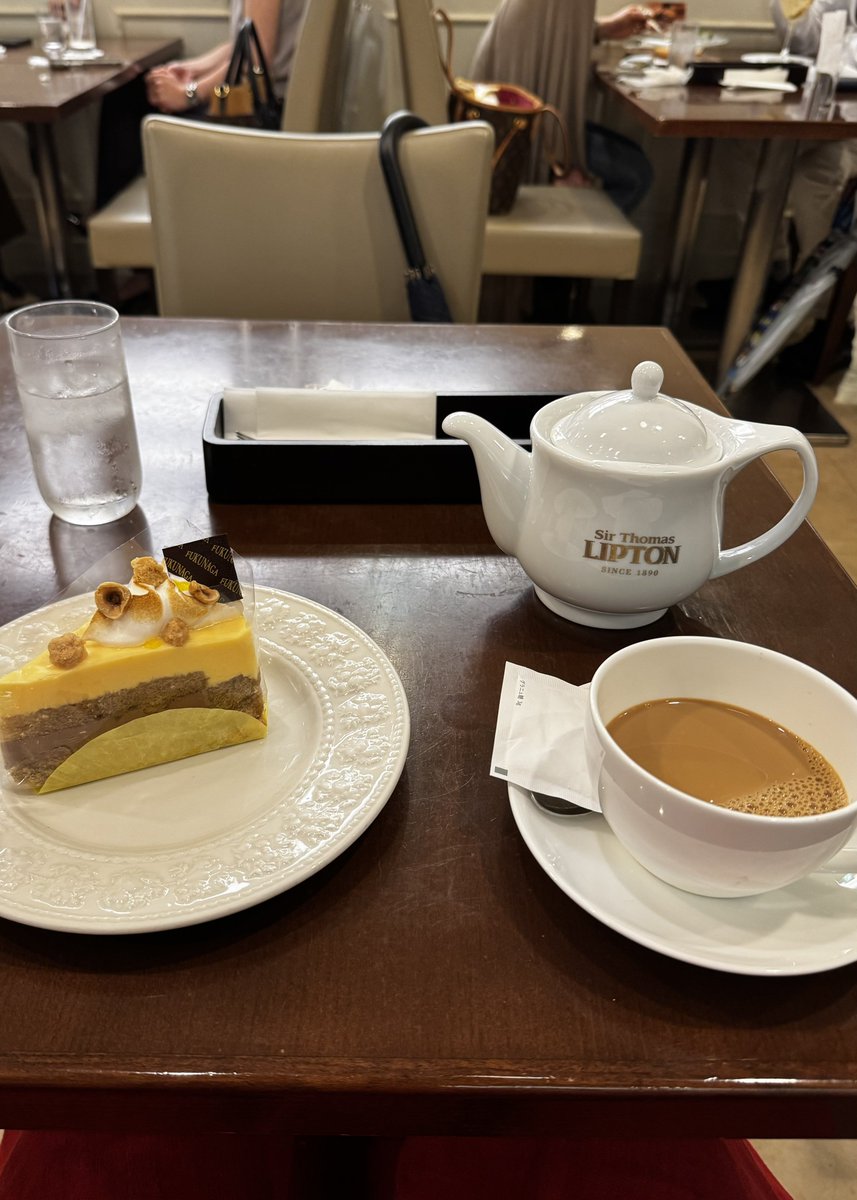 nikumeat's tweet photo. レモンタルトとロイヤルミルクティとロキソニンでチケッティングの疲れを癒したのち磔磔でcero見て来た。すっごかったな！しあがってんな〜！て感じだった笑 身体が勝手に動くしめっちゃ歌った〜。大停電の夜に久しぶりに聴けてさちだった。これからももっと西に来てね。 https://t.co/vuRAwolwlo