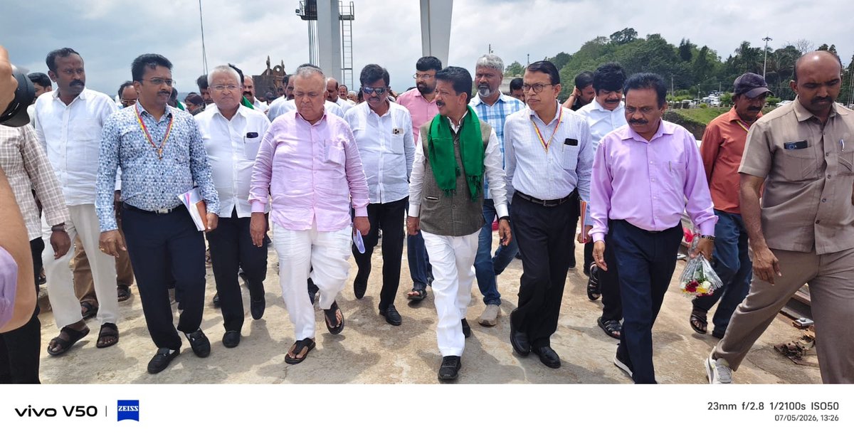 Raghumurthy_INC's tweet photo. ತರೀಕೆರೆ ಮಾರ್ಗ ಮಧ್ಯದಲ್ಲಿ ಭದ್ರಾ ಜಲಾಶಯ ಹಾಗೂ ಭದ್ರಾ ಮೇಲ್ದಂಡೆ ಯೋಜನೆಯ ಇನ್ಟೇಕ್ ಕಾಮಗಾರಿಯ ಪರಿವೀಕ್ಷಣೆಗೆ ಆಗಮಿಸಿದ ಮಾನ್ಯ ಜಲಸಂಪನ್ಮೂಲ ಸಚಿವರಾದ ಶ್ರೀ @RLR_BTM ರಾಮಲಿಂಗಾರೆಡ್ಡಿ ಅವರನ್ನು ಆತ್ಮೀಯವಾಗಿ ಸ್ವಾಗತಿಸಿ ಸನ್ಮಾನಿಸಲಾಯಿತು.
#UpperBhadra #BhadraProject #Karnataka #Irrigation #Chitradurga https://t.co/k1UzGCVYGN
