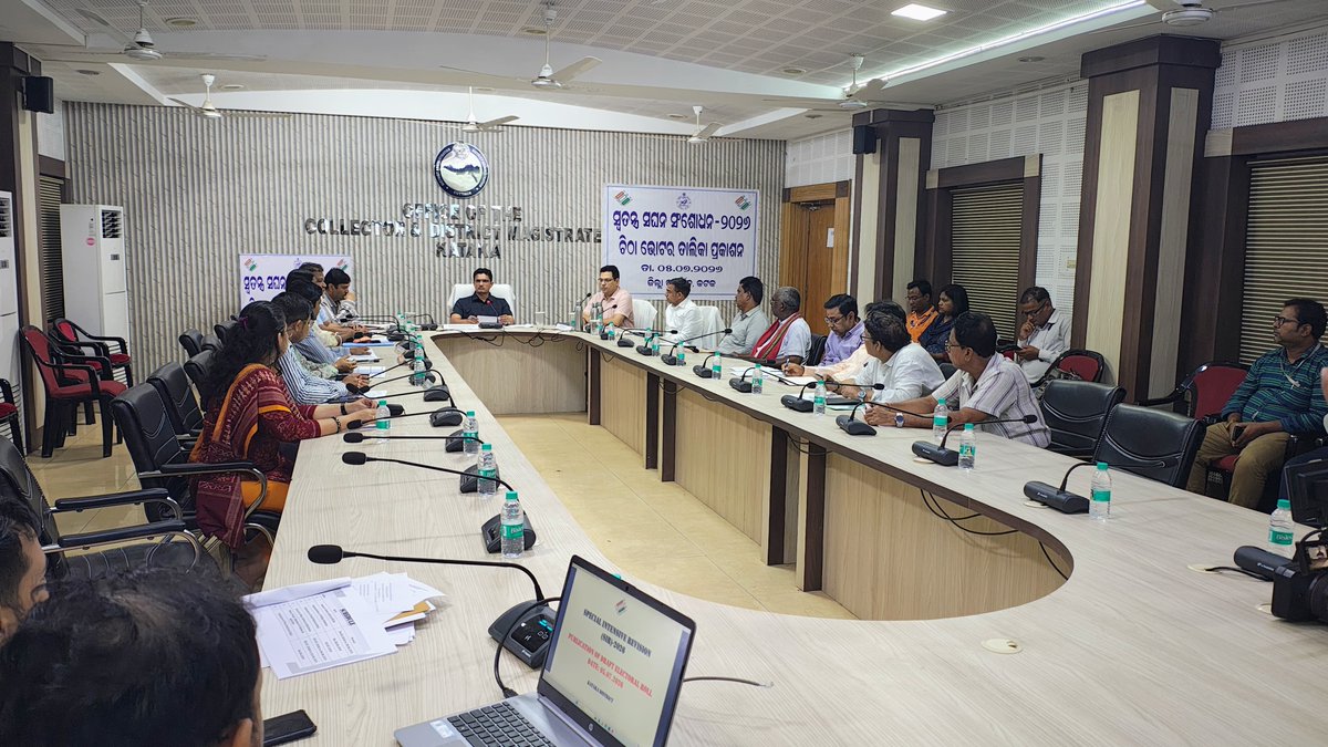 KatakaDM's tweet photo. The Draft Electoral Roll under SIR–2026 was published today at a meeting chaired by the Collector & District Election Officer, Kataka, in the presence of representatives of recognized political parties. Citizens are encouraged to verify their electoral details and submit claims or objections, if any, within the stipulated period.
@OdishaCeo @ECISVEEP @IPR_Odisha
#SIR2026 #ElectoralRoll #Cuttack