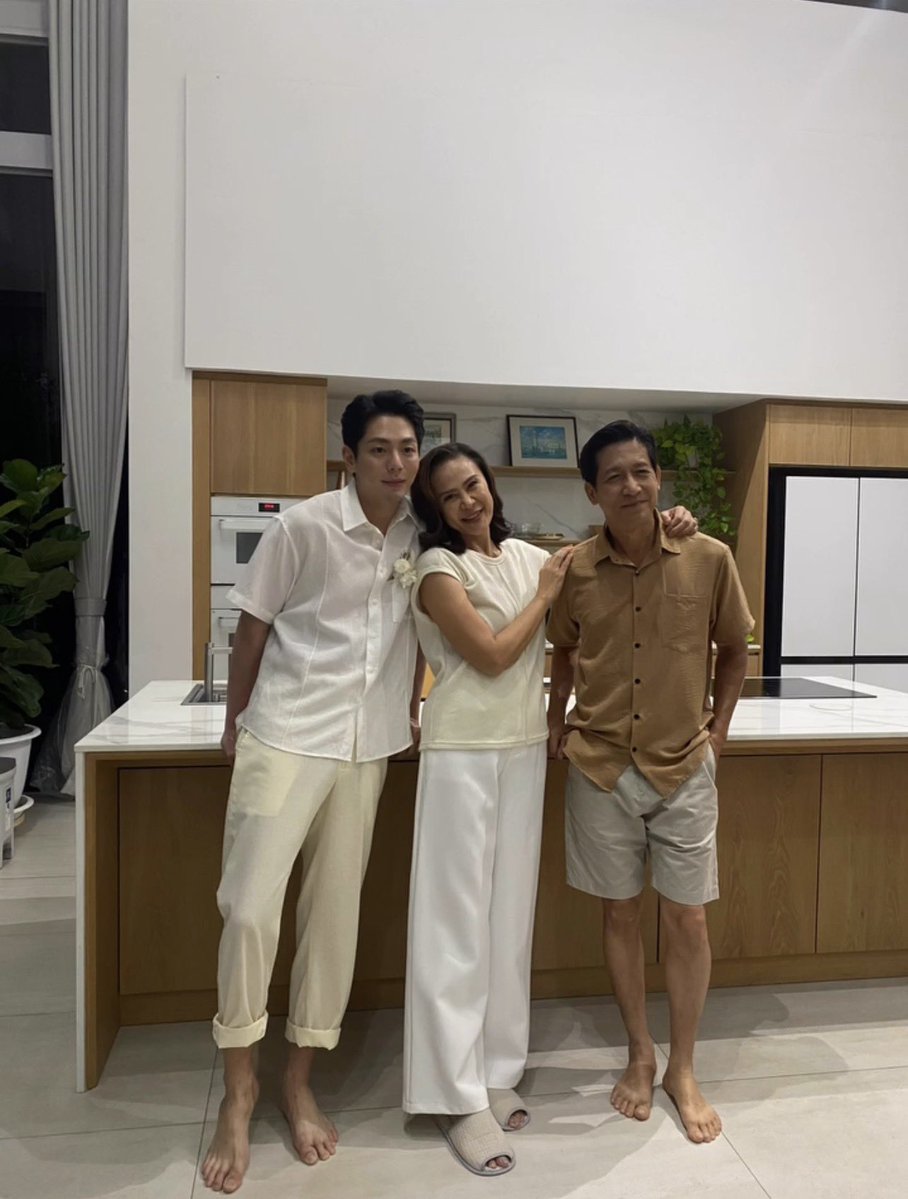 katewww_'s tweet photo. งานเลี้ยงครอบครัวสุขสันต์ 😚🤍❤️

Our Last Night
#LoveofSilomFinalEP
#uppoompat #poompps #UpPoom https://t.co/feSJ4YOyT4