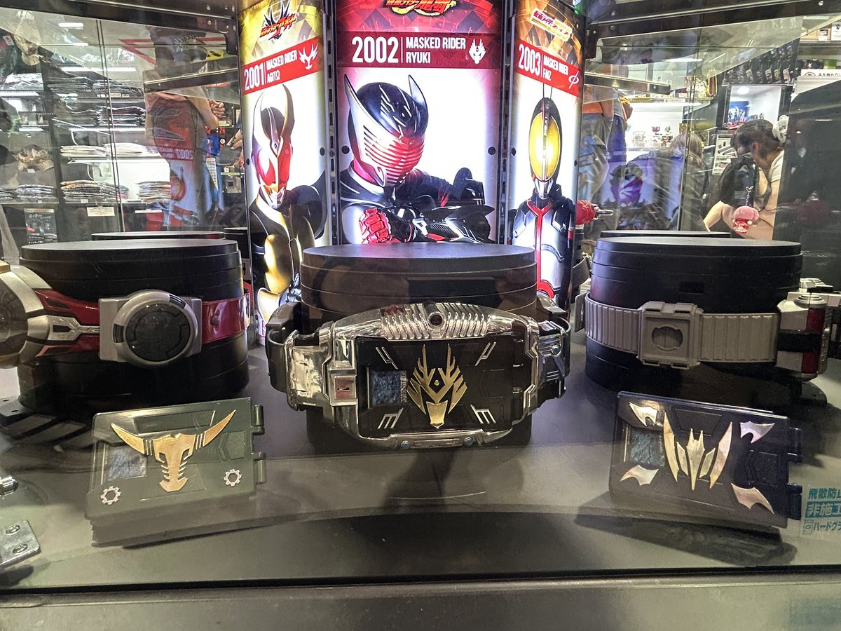 75_ichigo's tweet photo. 龍騎グッズ見れたし欲しかったモリアーティ紅茶買えたし一番欲しかったウィリアムのステッカー出た最高に満足🥹✨️ https://t.co/T8UeyKkI5d
