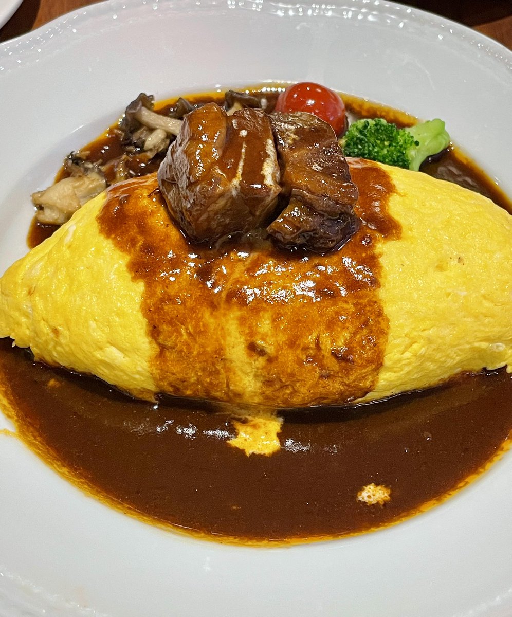 uyagoti's tweet photo. ロイホ＠八丁堀のビーフシチューオムライス＋海老とチキンのマカロニグラタン
いつも黒×黒ハンバーグばかり頼んでしまうので意識的にそれ以外を注文。オムライスの上に乗っているビーフがすごく柔らかくておいしい。マカロニグラタンもおいしいが次は頼まない。次はビーフシチューを食べるぞと決意 https://t.co/zQpyFrnsuR
