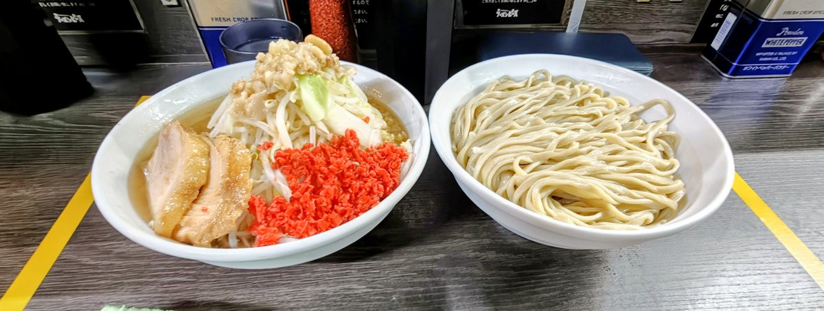 sorakuro's tweet photo. ラーメンピース
小ラーメンTK（シークァーサー）野菜マシマシアブラカラメアレ（紅生姜）マシ
最近は夜勤明けの食事がコレになってる　週一か10日に2回位食べてる
私が言わなくても店主が直に私のコールを確認するみたいになってきてる。 https://t.co/86BxzcZ4gP