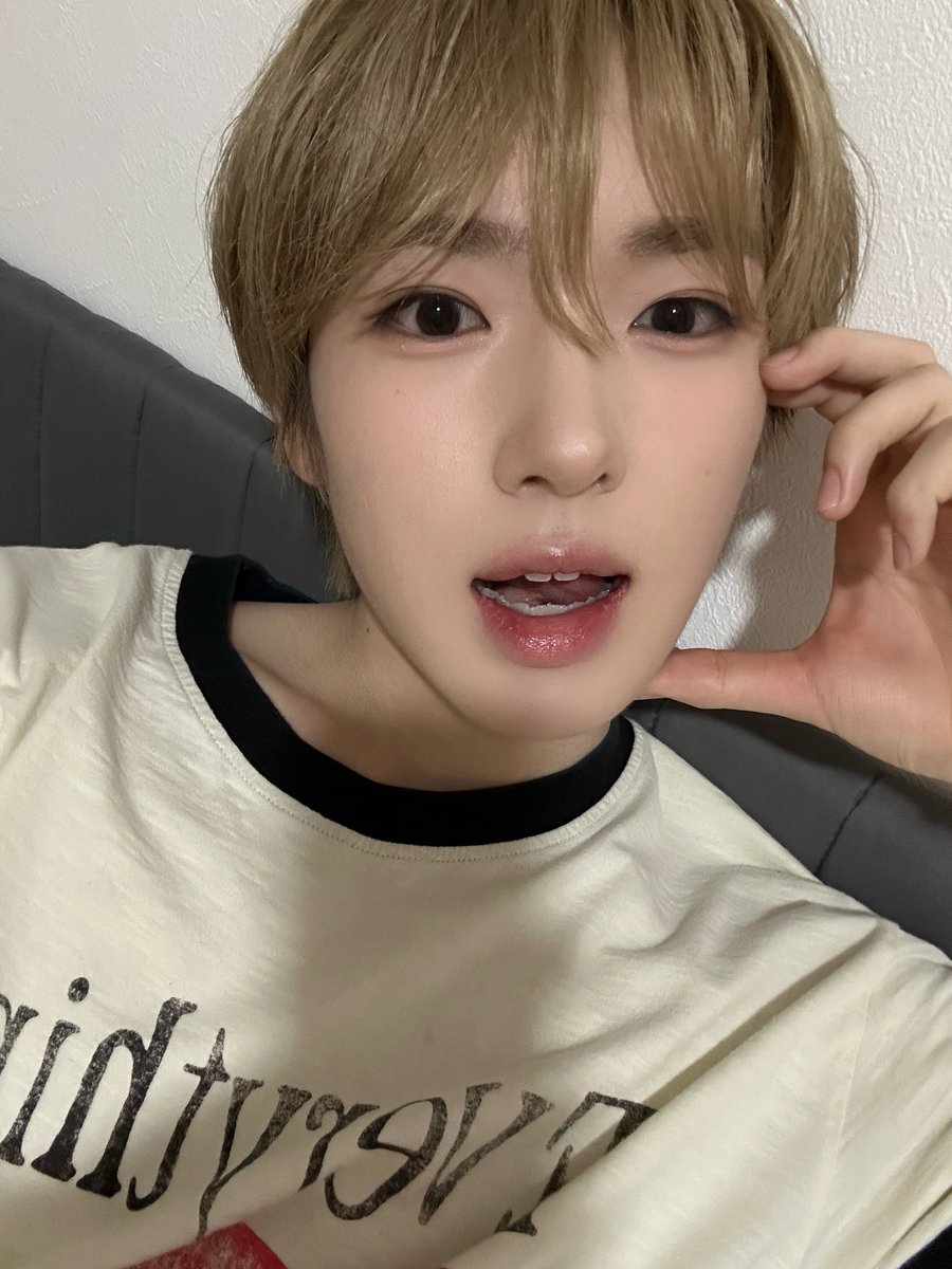 dyudba's tweet photo. 셀카없다더니 이자식 https://t.co/VUOIVJwOSs