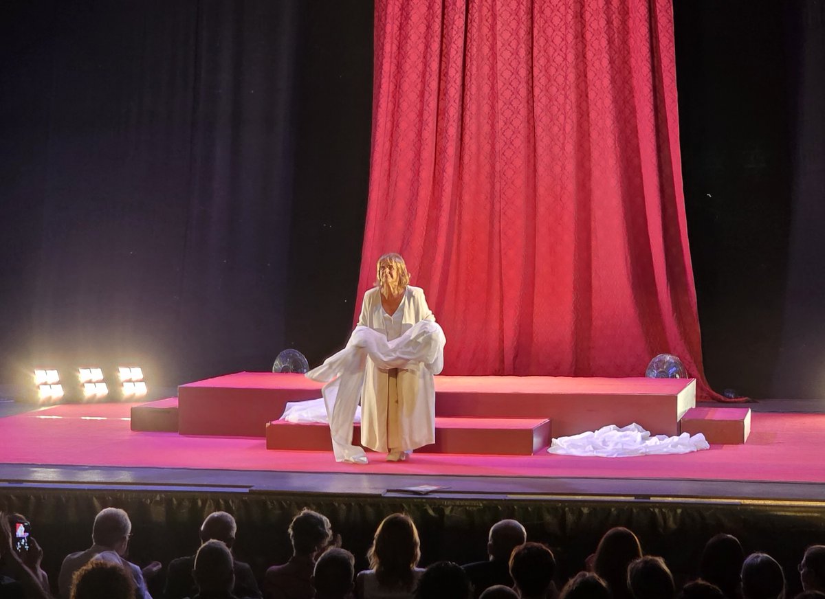 OperaTeatro's tweet photo. A Verona Lella Costa racconta Otello
https://t.co/gd378nKfuj https://t.co/O8xSpG4QvN