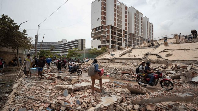 Cooperativa's tweet photo. Fallecidos tras doble terremoto en Venezuela se acercan a los 3.000 https://t.co/2tl21WEF2O https://t.co/St8R0K7Brl