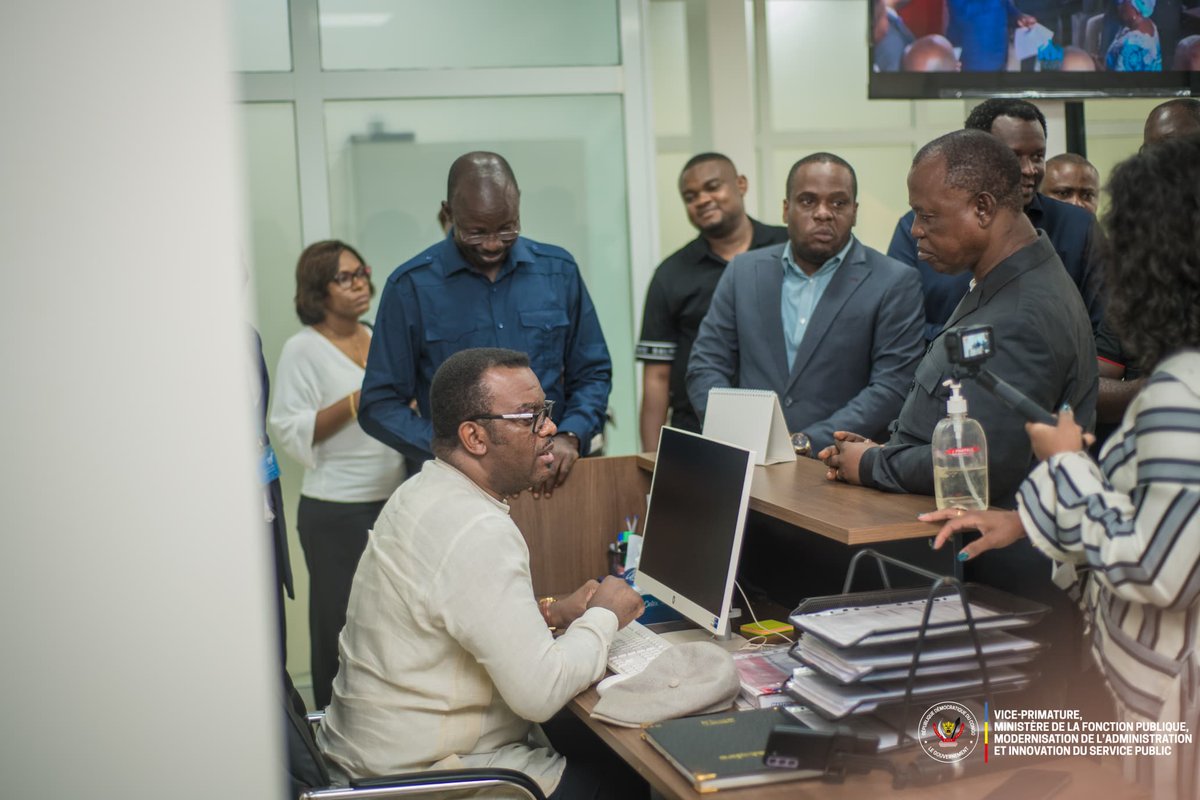 FPubliqueRDC's tweet photo. #ItinéranceAdministrative 🇨🇩 | Rapprocher la Sécurité sociale des Agents de l’État, partout en RD Congo.

À Mbandaka, le VPM Jean-Pierre @LihauEbua a effectué une visite d’évaluation à l’Agence provinciale de la @Cnssap_RDC. Cette descente de terrain lui a permis d’apprécier les conditions de fonctionnement de l’Agence, d’encourager le personnel dans l’accomplissement de sa mission et de réaffirmer l’engagement du Gouvernement en faveur d’une protection sociale toujours plus accessible aux Fonctionnaires et Agents de l’État.

Le VPM a rappelé par ailleurs que la dynamique d’implantation progressive des agences de la #CNSSAP à travers le pays se poursuit, afin de rapprocher les services de Sécurité sociale des bénéficiaires et de garantir une prise en charge de proximité, conformément à la vision de modernisation de l’Administration Publique chère au Président de la République.

#FonctionPubliqueRDC #CNSSAP #ProtectionSociale #Réformes #AdministrationPublique #Équateur