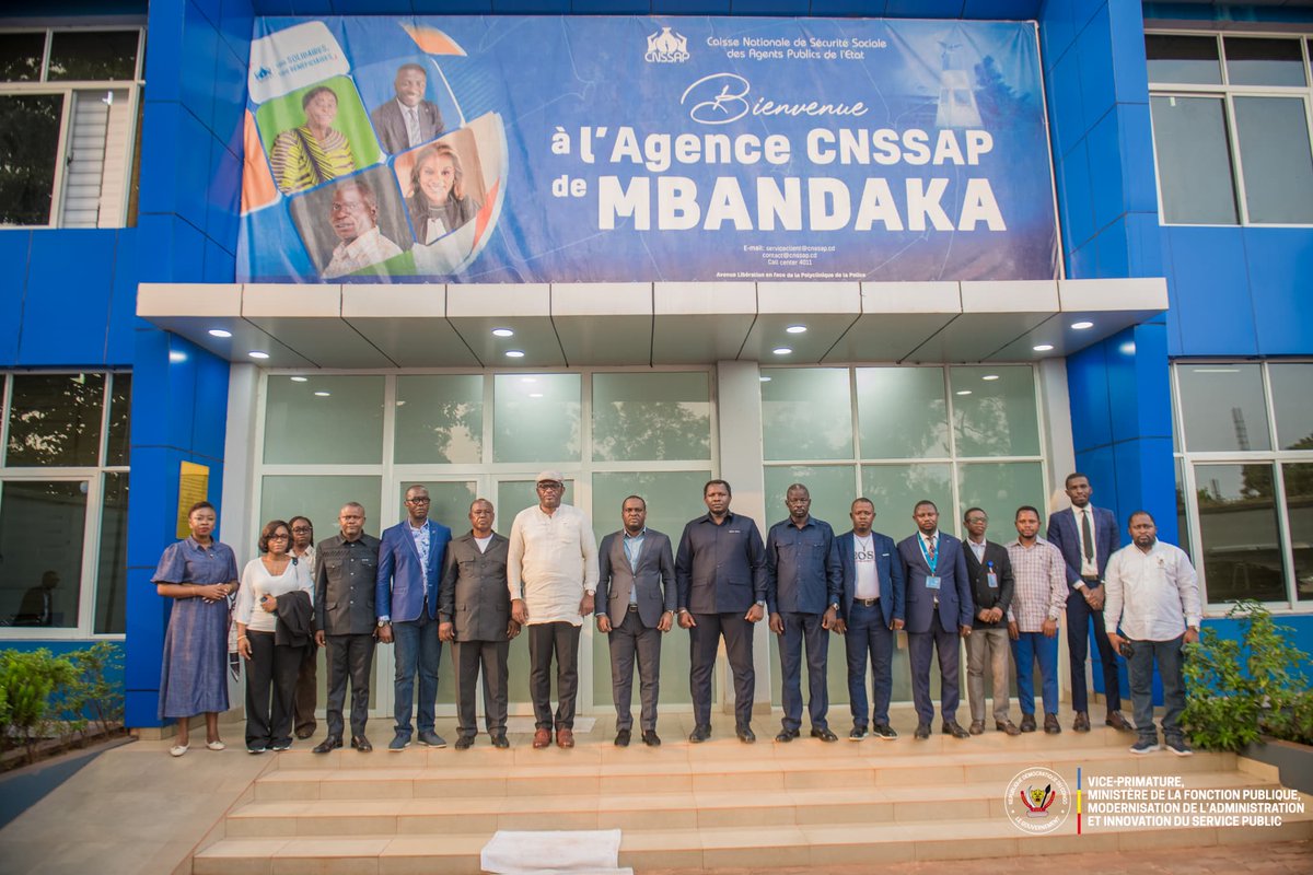 FPubliqueRDC's tweet photo. #ItinéranceAdministrative 🇨🇩 | Rapprocher la Sécurité sociale des Agents de l’État, partout en RD Congo.

À Mbandaka, le VPM Jean-Pierre @LihauEbua a effectué une visite d’évaluation à l’Agence provinciale de la @Cnssap_RDC. Cette descente de terrain lui a permis d’apprécier les conditions de fonctionnement de l’Agence, d’encourager le personnel dans l’accomplissement de sa mission et de réaffirmer l’engagement du Gouvernement en faveur d’une protection sociale toujours plus accessible aux Fonctionnaires et Agents de l’État.

Le VPM a rappelé par ailleurs que la dynamique d’implantation progressive des agences de la #CNSSAP à travers le pays se poursuit, afin de rapprocher les services de Sécurité sociale des bénéficiaires et de garantir une prise en charge de proximité, conformément à la vision de modernisation de l’Administration Publique chère au Président de la République.

#FonctionPubliqueRDC #CNSSAP #ProtectionSociale #Réformes #AdministrationPublique #Équateur