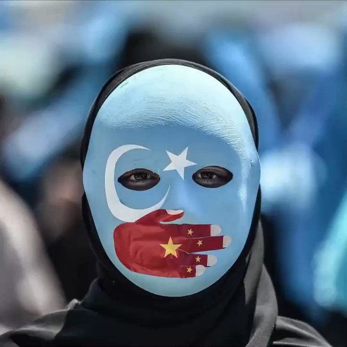 gokturklermedya's tweet photo. 5 TEMMUZ 2009 
URUMÇİ K*TLİAMI

2009 yılının Haziran ayında, Guangdong'daki bir oyuncak fabrikasında Uygur işçilere yönelik haksız saldırılar gerçekleşti. Doğu Türkistanlı gençler, bu adaletsizliğe ve insan hakları ihlallerine ses çıkarmak için Urumçi’de barışçıl bir protesto başlattı.

Uygur gençlerinin tamamen anayasal haklar çerçevesinde yürüttüğü barışçıl gösteriler, Çin yönetimi tarafından sert ve kanlı bir askeri müdahaleyle bastırıldı. Urumçi sokakları, hak arayan binlerce masum insanın kanıyla boyandı.

Olayların ardından internet ve iletişim hatları aylarca kesildi, bölge dış dünyayla tamamen izole edildi. Resmî olmayan verilere göre binlerce Uygur Türkü soydaşımız hayatını kaybetti, binlercesi tutuklandı veya "kayboldu".

Aradan geçen yıllara rağmen Doğu Türkistan'da yükselen çığlık ve adalet arayışı hâlâ son bulmadı. 5 Temmuz 2009'da şehit düşen soydaşlarımızı rahmetle ve minnetle anıyoruz.