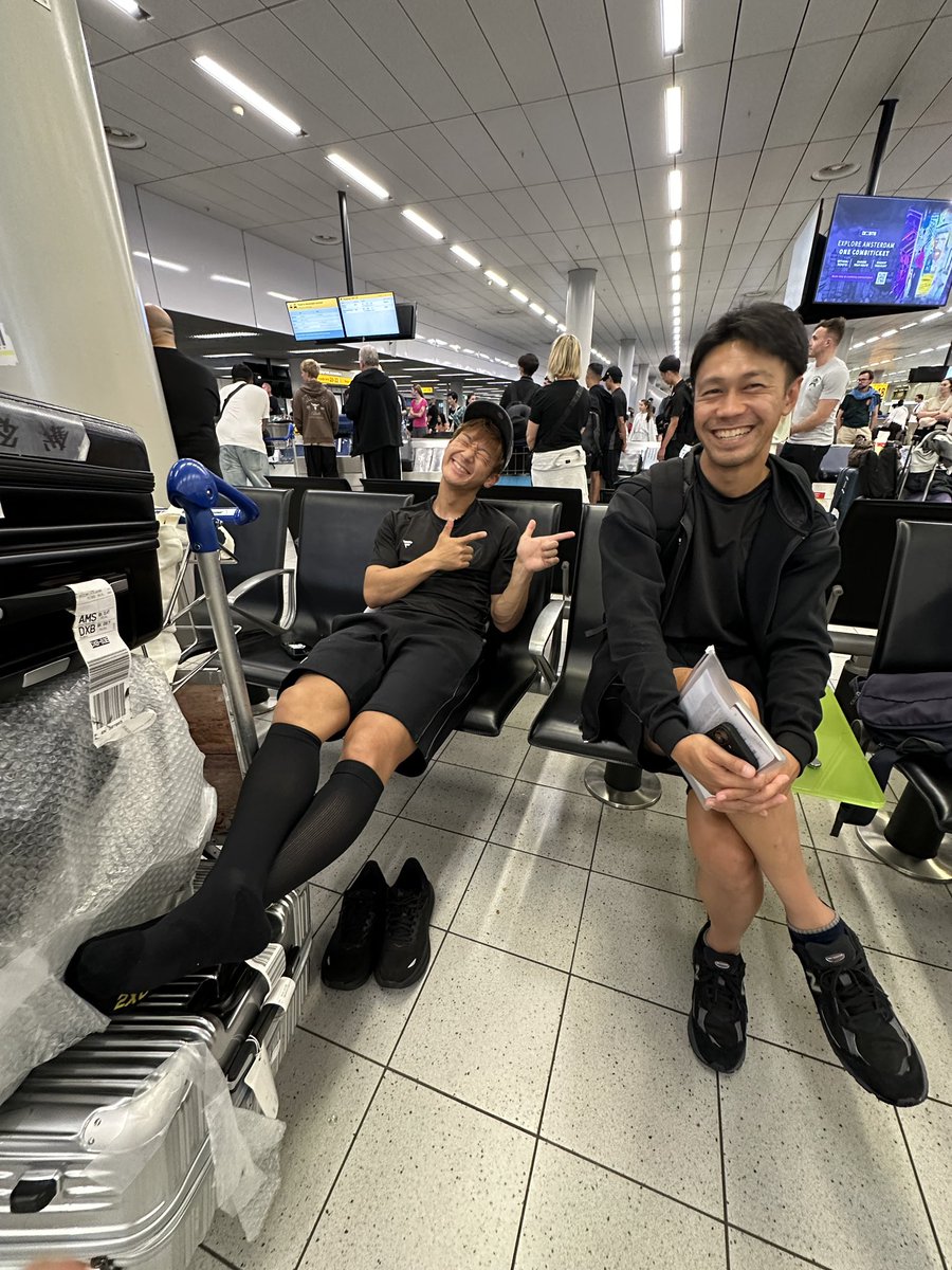v_varenstaff's tweet photo. 🔷-𝙀𝙐𝙍𝙊𝙋𝙀 𝘾𝘼𝙈𝙋 𝟮𝟬𝟮𝟲 -🔶

"アムステルダム空港到着"🛬🇳🇱
長いフライトを終えてお疲れ気味です…。

#vvaren #欧州キャンプ2026 #Jリーグ
#関口正大 #澤田崇 #米田隼也 https://t.co/PHh1qQdLeK