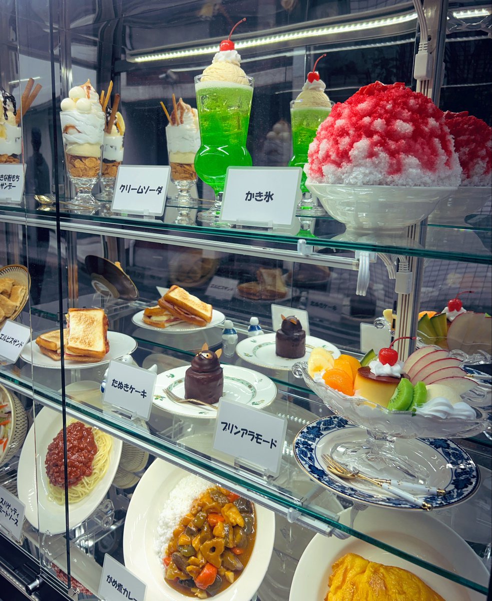 nagi_ijima's tweet photo. 先日、神保町にできた喫茶「モンブラン」に行ってきた。敢えての1970年代昭和レトロで統一された内装、カワイイ♪
特に、毛糸で編んだ手作りコースターがメロンソーダの下に敷かれているの、昭和レトロの再現度が高い！と思った笑。 https://t.co/9cRUErSdJ8