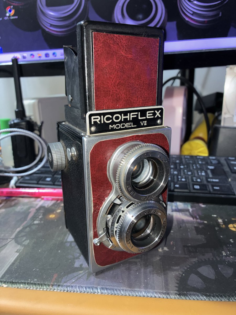 tomo7541's tweet photo. RICOHFLEX MODEL Vll 
や〜っとここまで出来ました。
モルト交換等細かな作業や調整と終わり、、、天気が良ければ無限遠調整できたのに💦
後はDMMマーケットでストラップホルダー買ったらacross IIでも買って試写だな😅 https://t.co/4Ax1bmZvF5