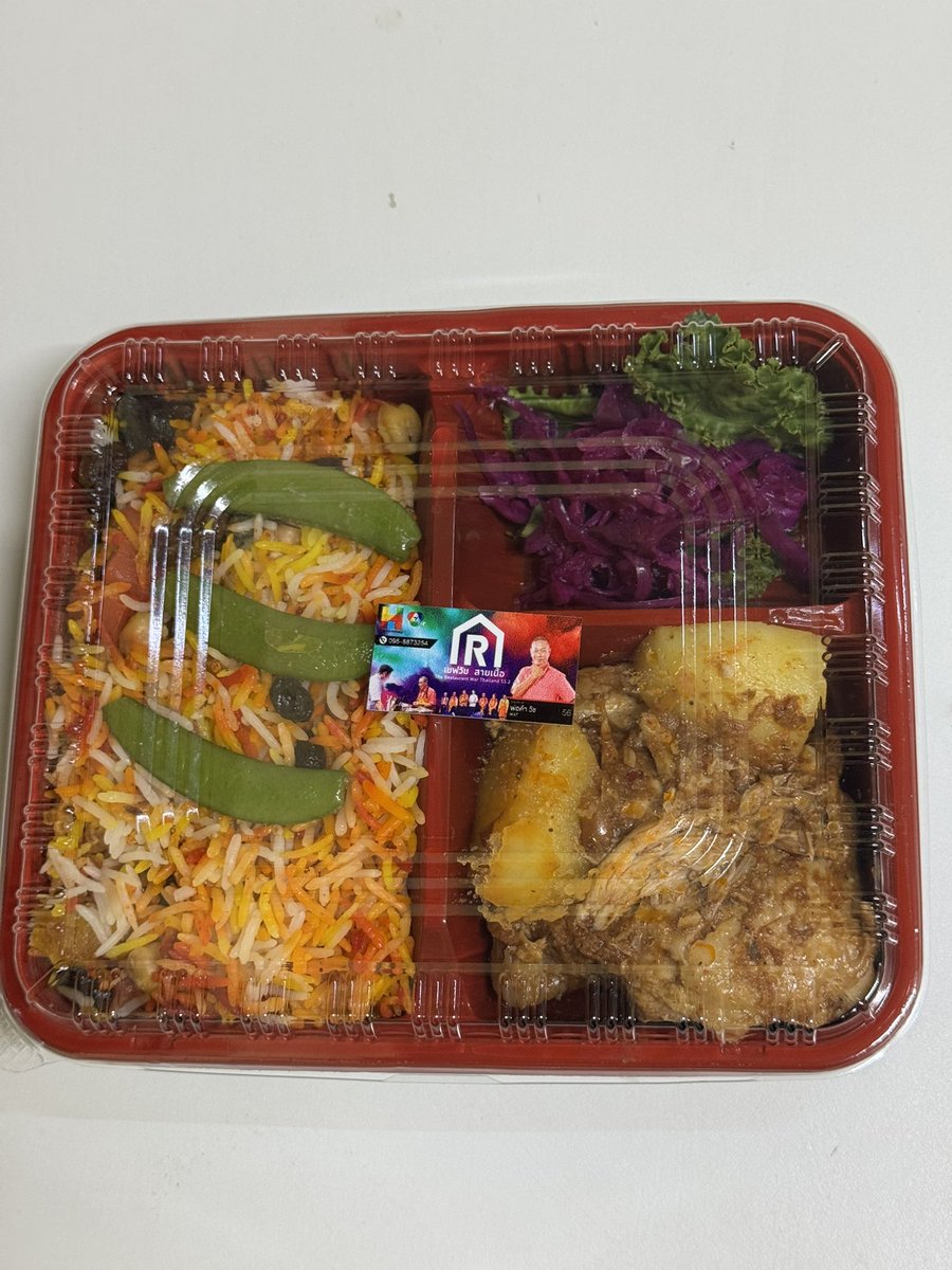 LucyMaster3's tweet photo. มื้อเย็นมาเสิร์ฟคับ 😋

มื้อนี้ได้ข้าวบริยานีผักกับมัสมั่นไก่ พี่เจ้าของร้านเค้าเคยออกรายการ Restaurant War และเพิ่งมาขายประจำข้าวแถวตลาดบ้านฉาง ทางผ่านกลับบ้านพอดี

ตัวแกงมัสมั่นเข้มข้นมาก ไก่นุ่มมาก และรสชาติคือเริ่ดจริง 👍 ส่วนข้าวบริยานีหุงดี ใส่ถั่วลูกไก่ ลูกเกด และก็ผักสี หุงข้าวอร่อย

ซื้อกลับบ้านราคา 119 บาท ใช้สิทธิ์รัฐเหลือ 43 บาท คือคุ้มมากกก 👍 อยากขับไปกินอีกเลย อร่อยจริงไรจริง 🤩

มาทานด้วยกันคับ 👍👍

#วันนี้ชาวติ๊กฟ้ากินอะไร