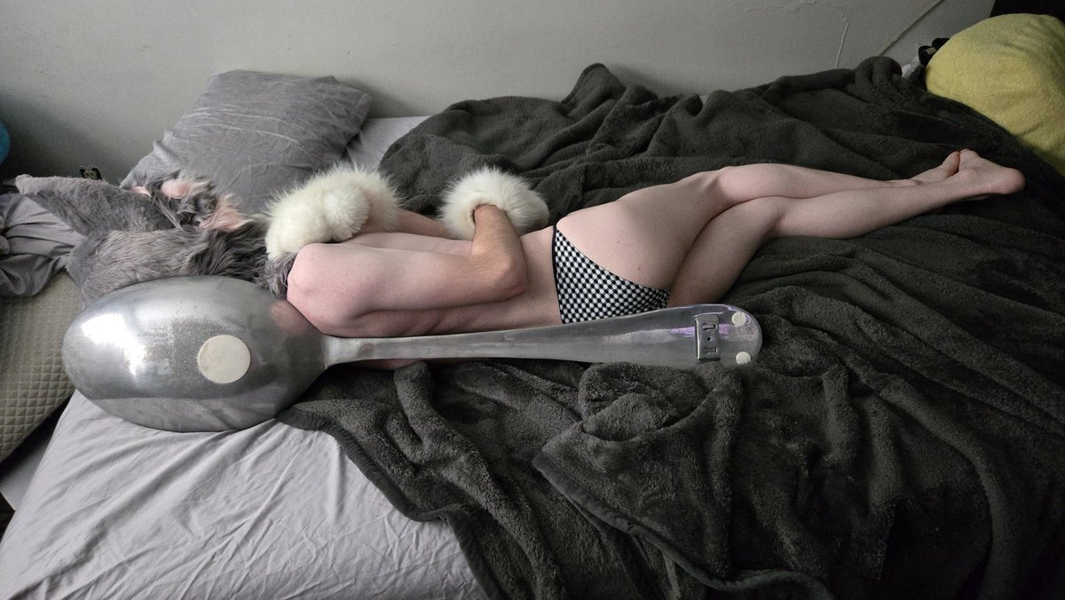 SolaceCatBat_AD's tweet photo. Big spooning the big spoon. The big spoon didn't big spoon back very well, haha. https://t.co/EwEJXfB6zl