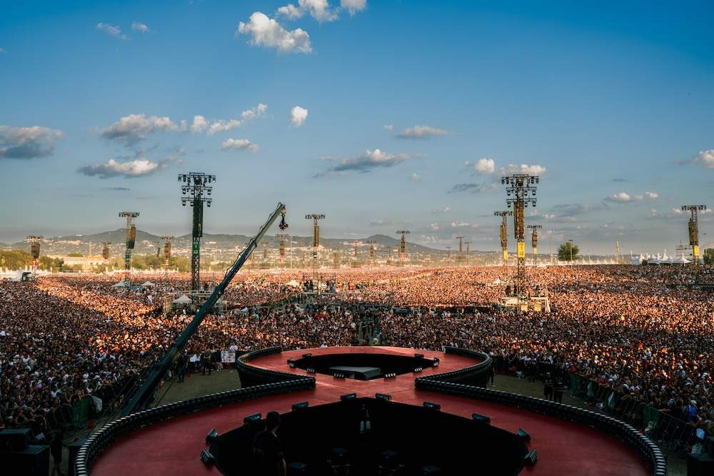 Pgreco_'s tweet photo. Se un artista riesce a portare 250.000 persone paganti a un suo concerto, merita rispetto. Punto.

Poi può piacerti oppure no. Puoi preferire altri generi, altri cantanti, altri testi.

Ma quando un quarto di milione di persone decide di spendere tempo e denaro per ascoltare la tua musica, non sei lì per caso.

Quello che ha fatto @IlVeroUltimo è enorme. Non solo dal punto di vista musicale, ma anche umano, comunicativo e imprenditoriale.

In un’epoca in cui trattenere l’attenzione di qualcuno per trenta secondi è già difficile, riuscire a riempire uno spazio con 250.000 persone che cantano ogni parola delle tue canzoni è qualcosa di semplicemente pazzesco.

@IlVeroUltimo è semplicemente mostruoso.