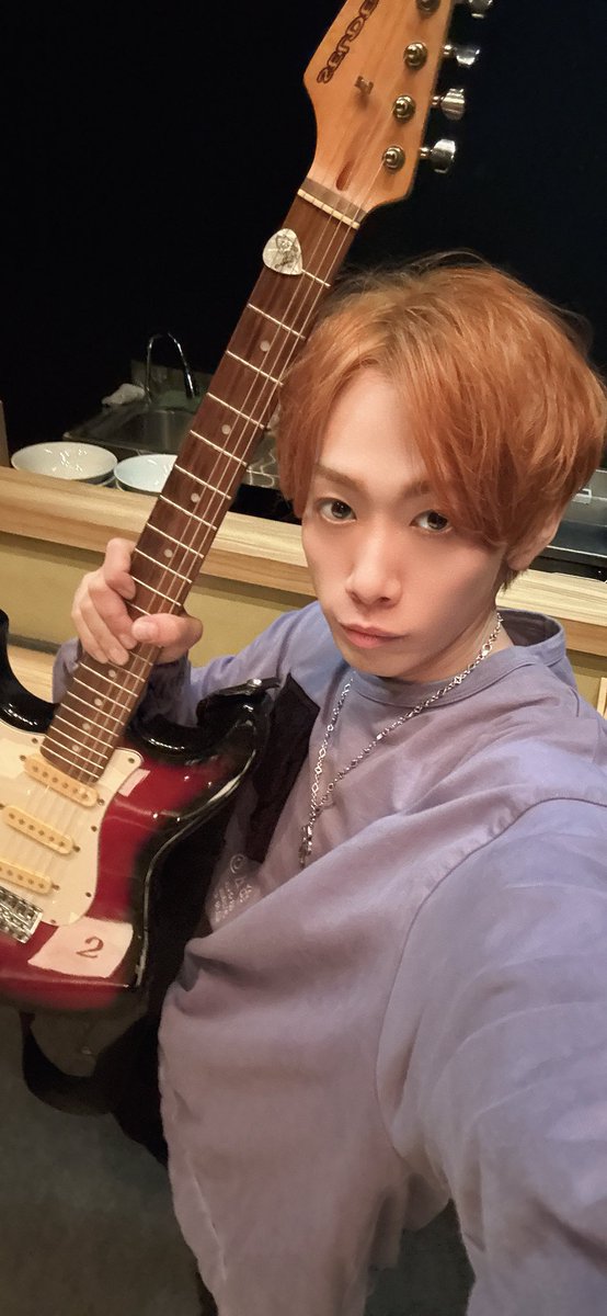 KN2YUYA's tweet photo. 本日、折り返し3日目公演‼︎🎸
ご来店有難うございました🍜

残す所あと2公演。
最後まで皆でロックしていきます‼︎✨

ギター刺さってるピックは僕が大好き、Ibanez🎸✨

明日もお待ちしております✨
#ラーメンロック https://t.co/oD9JrV5sjM