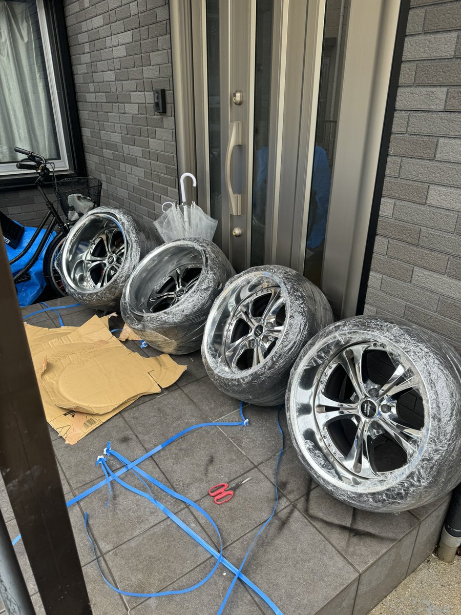 azrly77's tweet photo. 誰かケル2買わん？
10.5-22
12j-31 1本研磨途中

ディスクはメッキ浮きとか少なかったと思う
28万 #ホイール売ります https://t.co/BEihDvbzEm