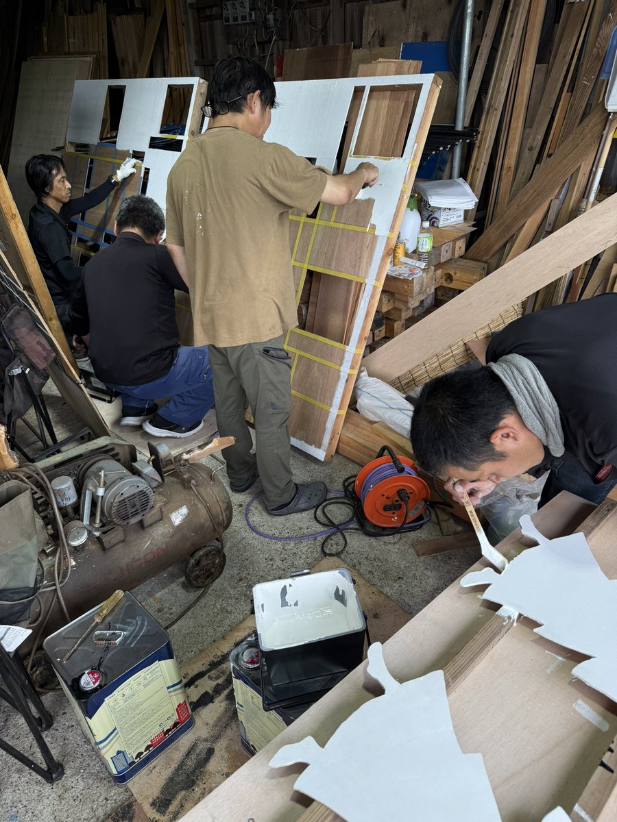 hitohirayosakoi's tweet photo. 練習開始からはや一ヶ月が経ちますが、地方車制作も着々と進んでいます✨
今日の作業はペンキ塗りで、お手伝いにきてくれた方もいました🙏🏻🥰

#ひとひらよさこい https://t.co/zODsVhL5Yr
